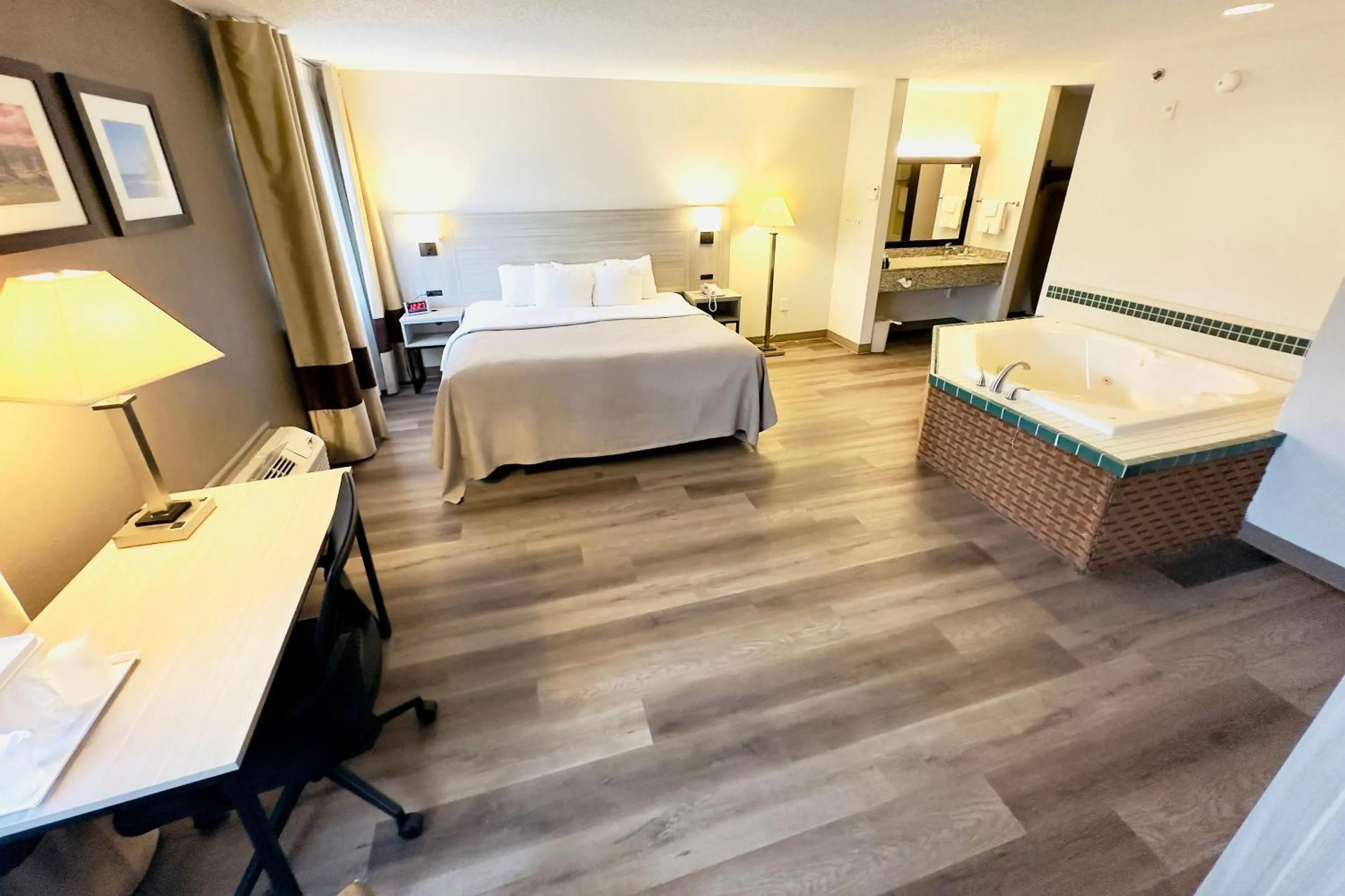 Bedroom, Bed in Quality Inn