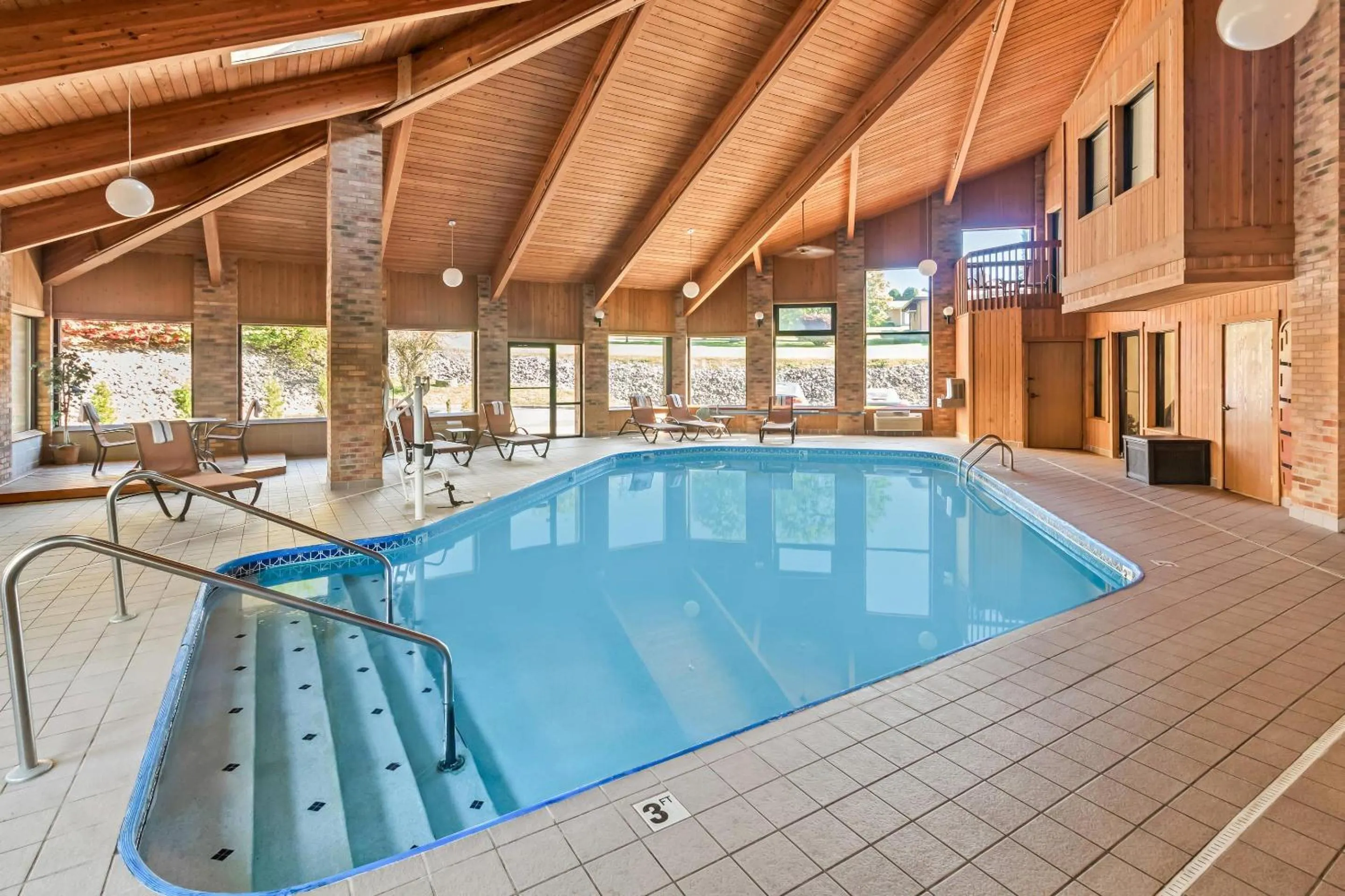 Swimming pool in Quality Inn East Liverpool - Calcutta