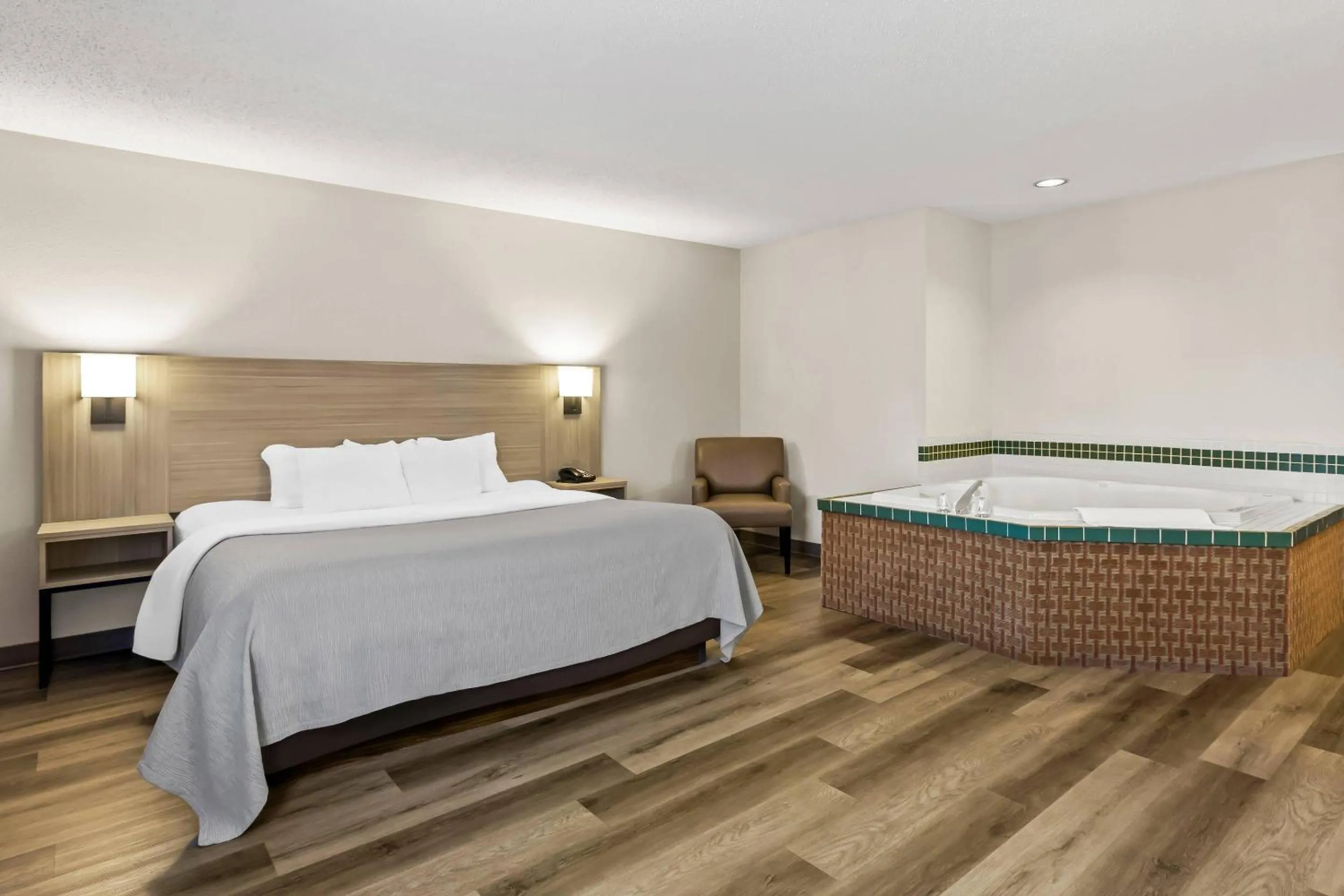 Bedroom, Bed in Quality Inn East Liverpool - Calcutta