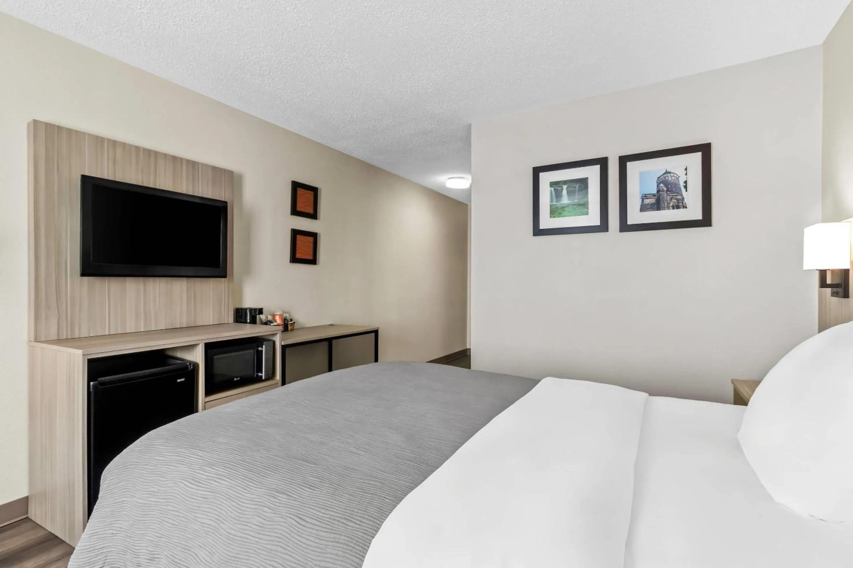 Bedroom, Bed in Quality Inn East Liverpool - Calcutta