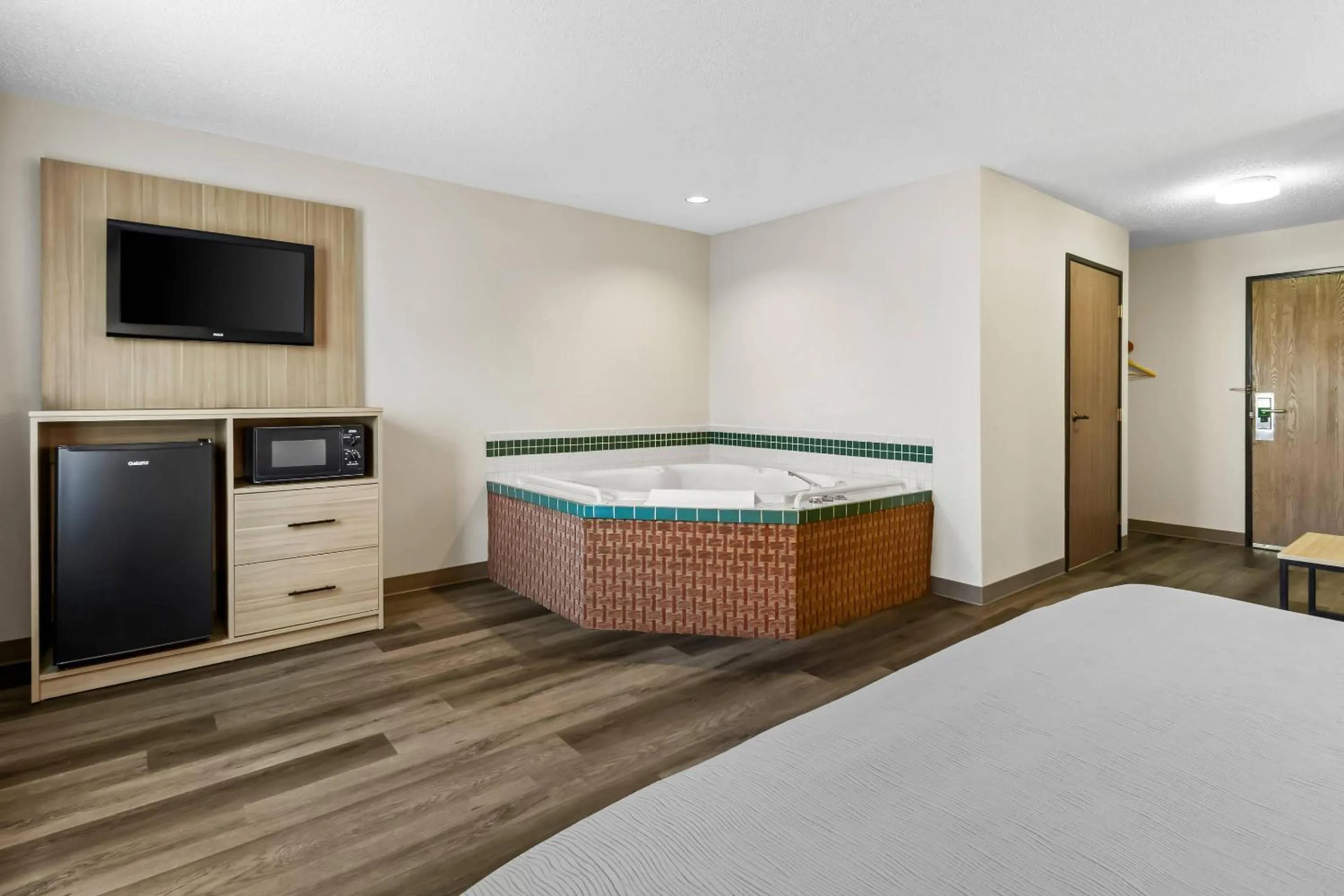 Bedroom, Bed in Quality Inn East Liverpool - Calcutta