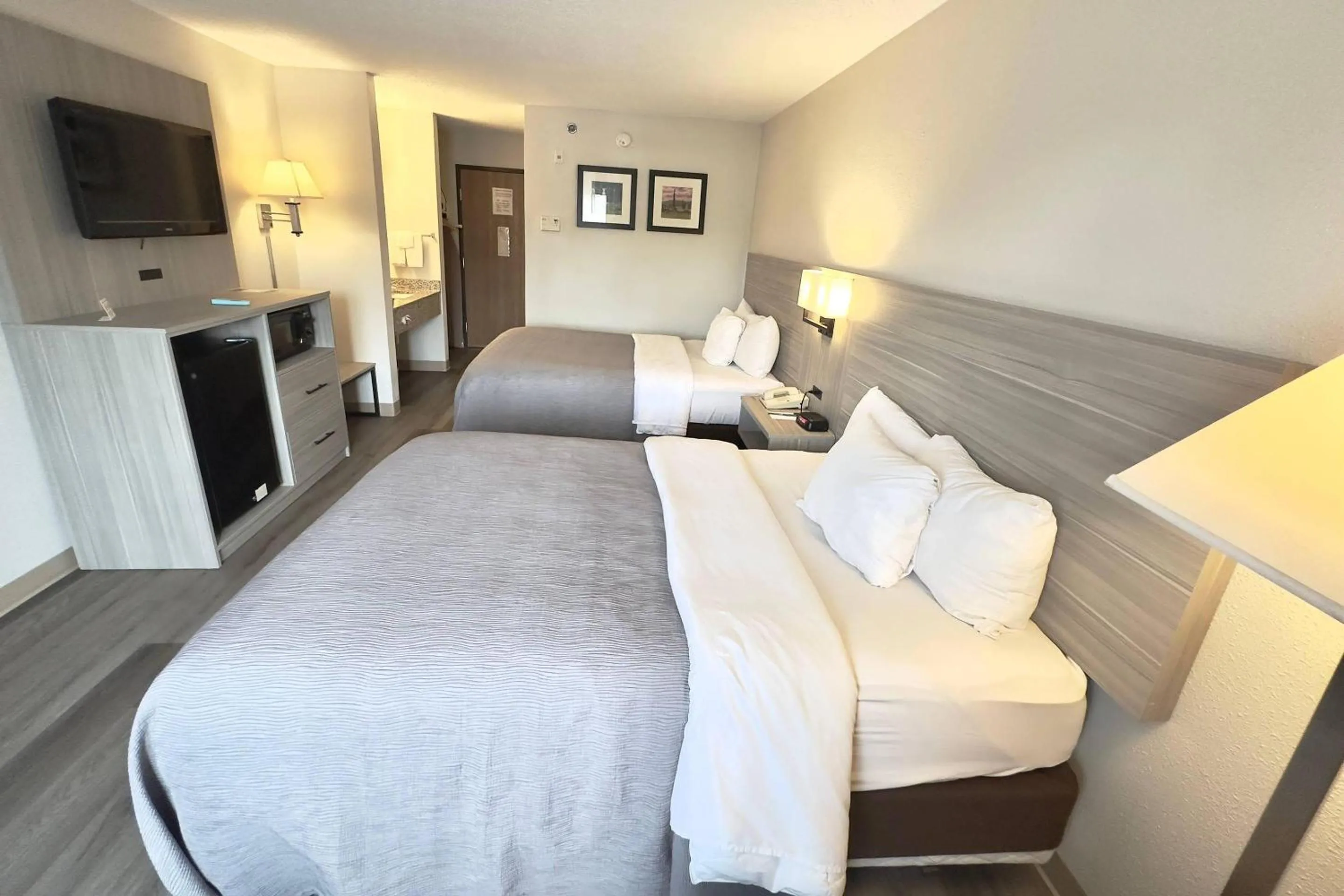 Bedroom, Bed in Quality Inn East Liverpool - Calcutta