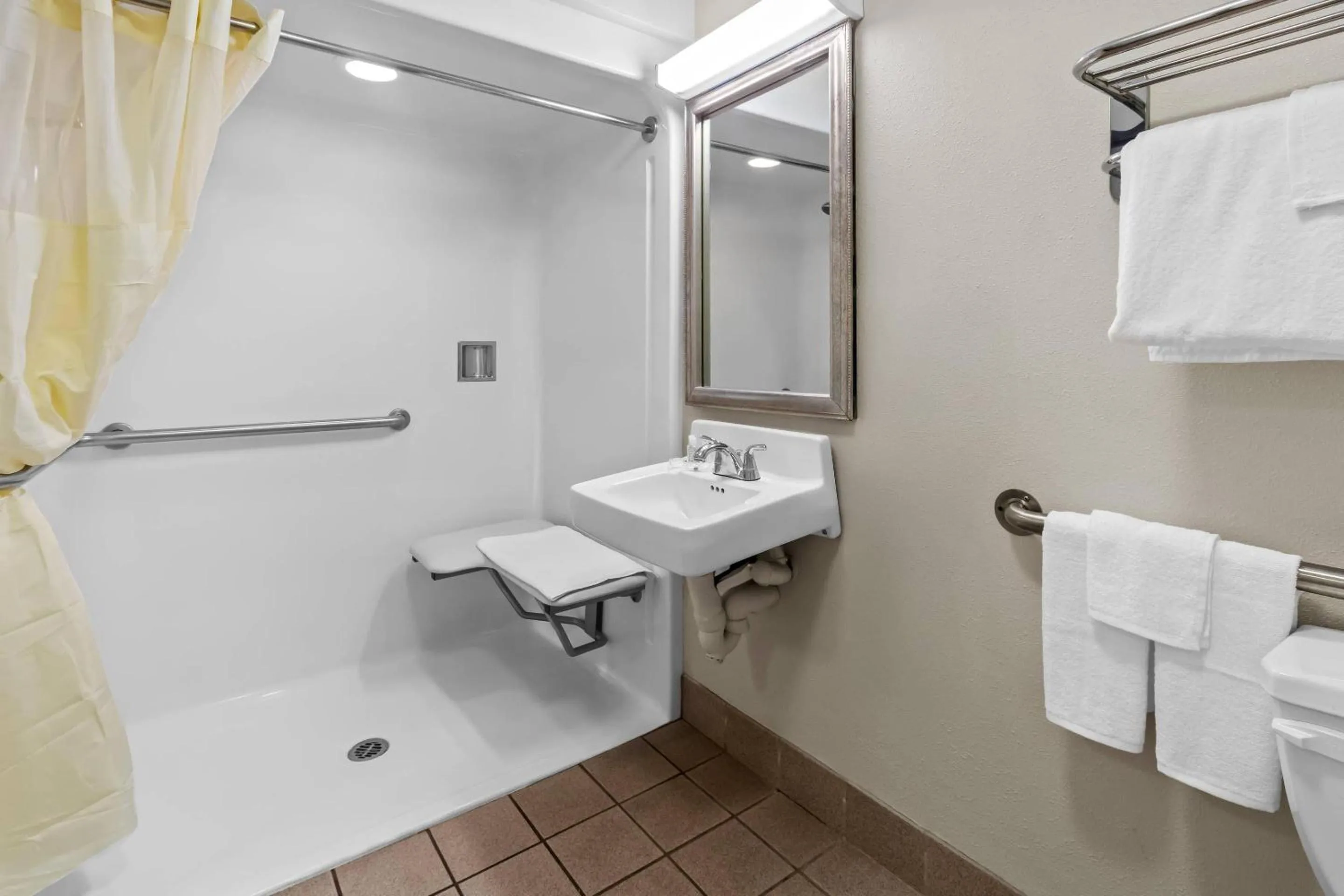 Bedroom in Quality Inn East Liverpool - Calcutta