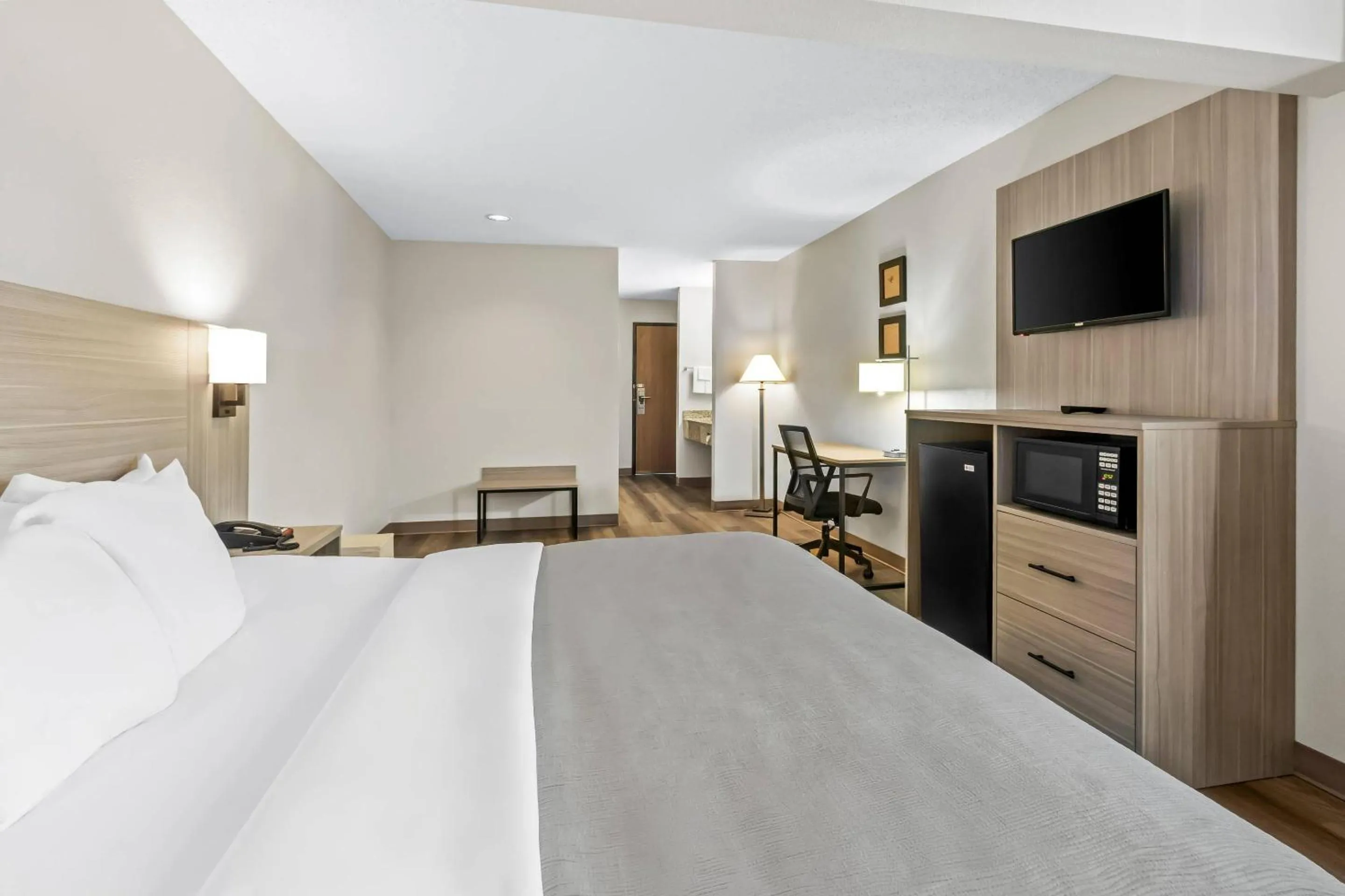 Bedroom, Bed in Quality Inn East Liverpool - Calcutta