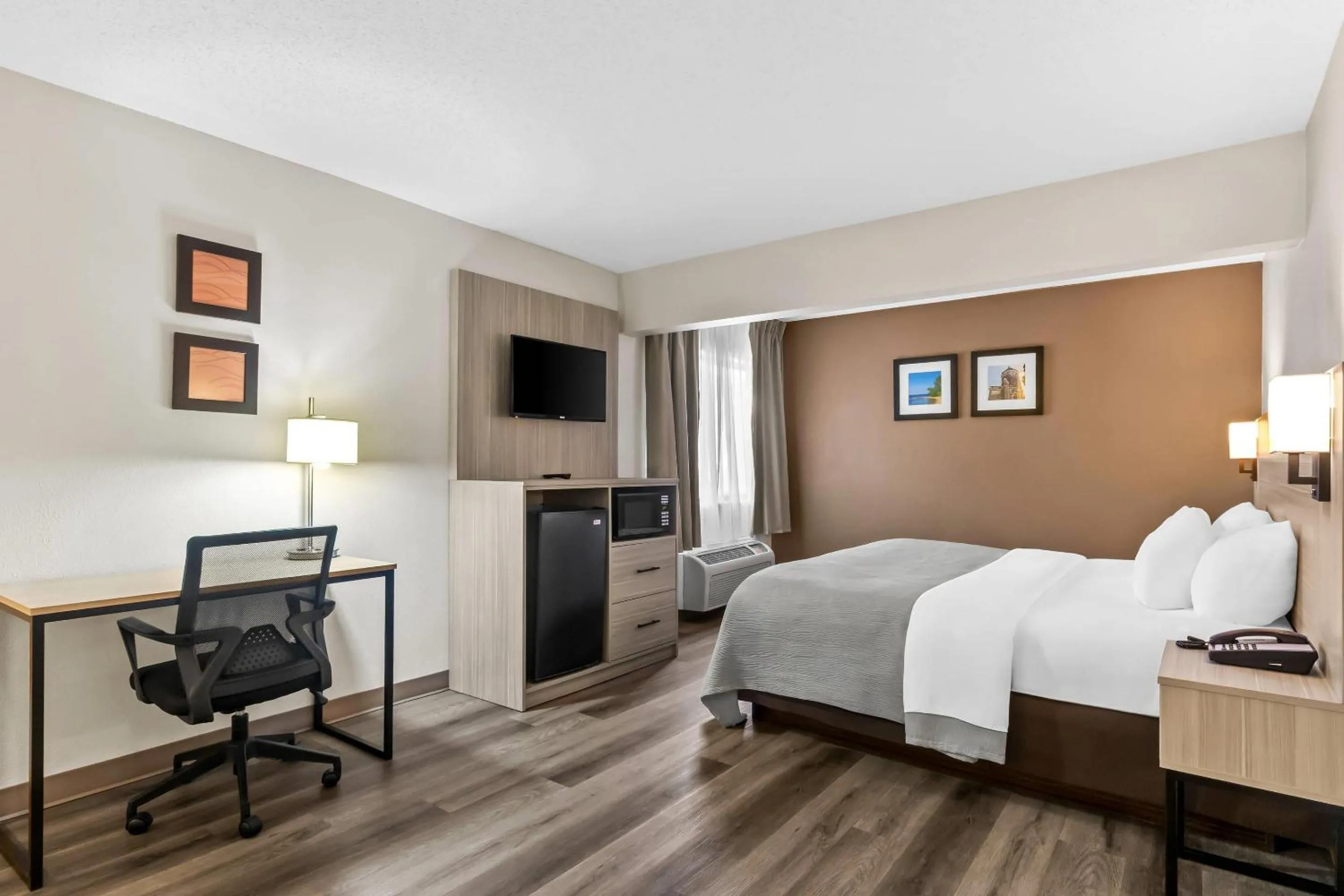 Bedroom, Bed in Quality Inn East Liverpool - Calcutta