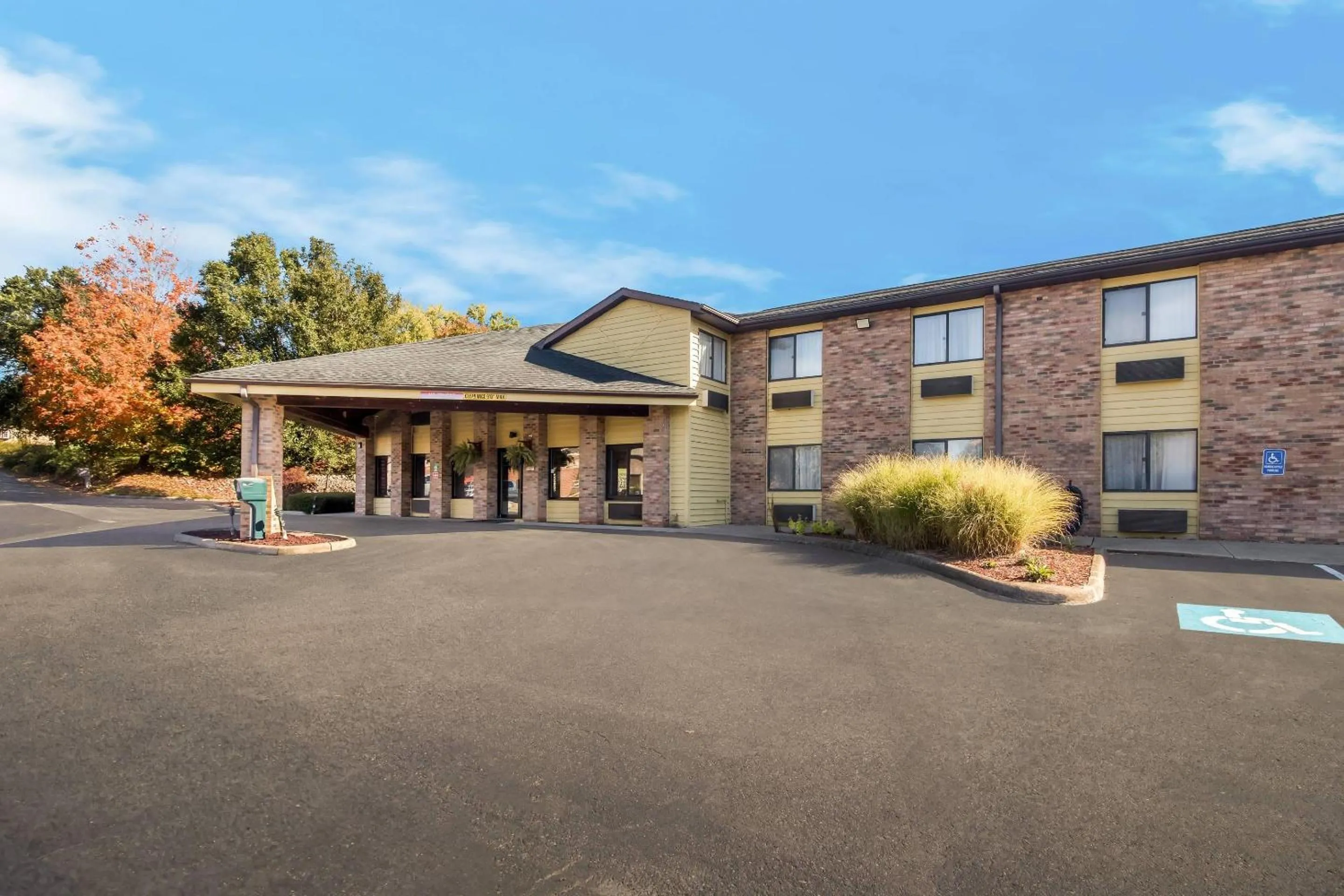 Property building in Quality Inn East Liverpool - Calcutta