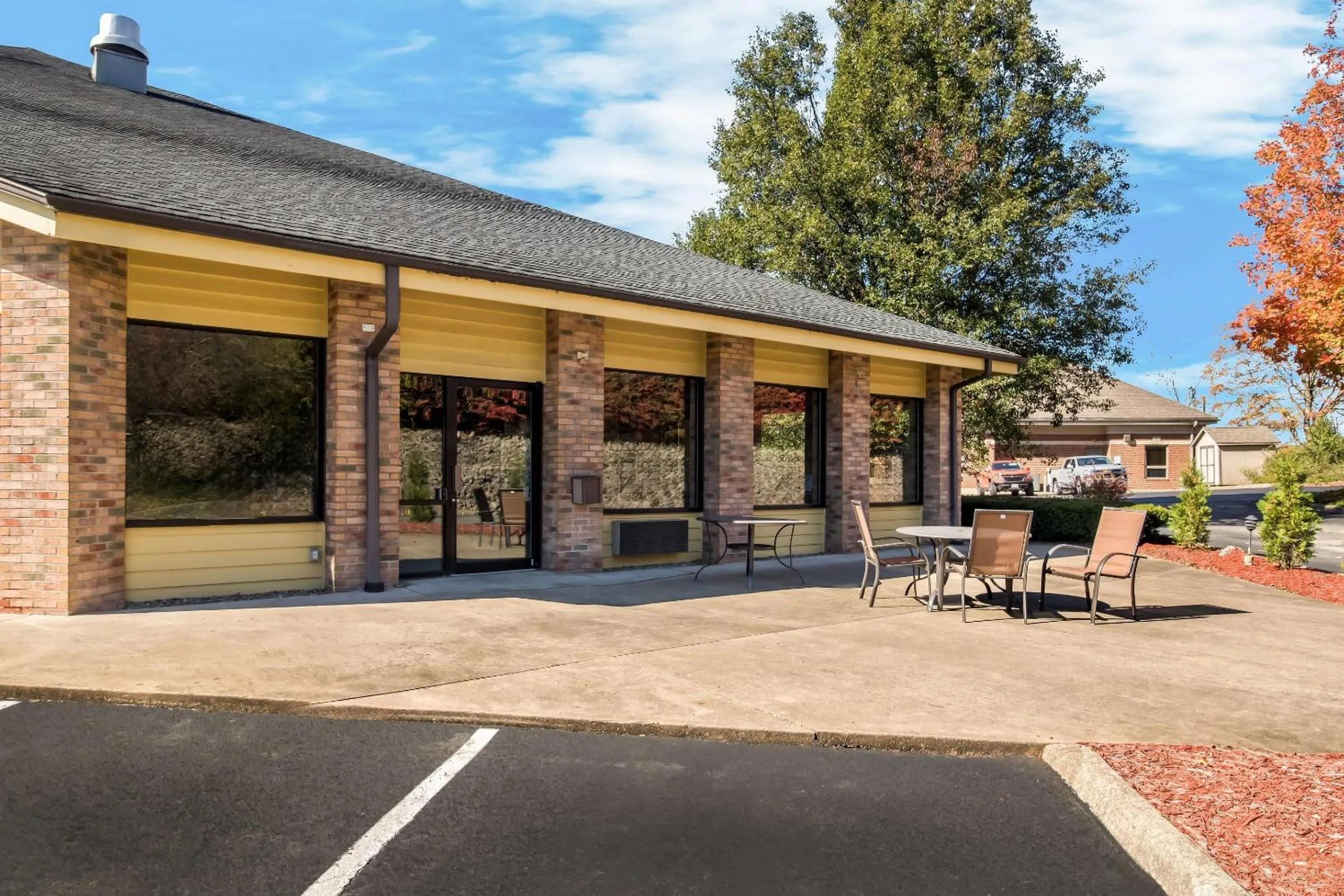 Property building in Quality Inn East Liverpool - Calcutta