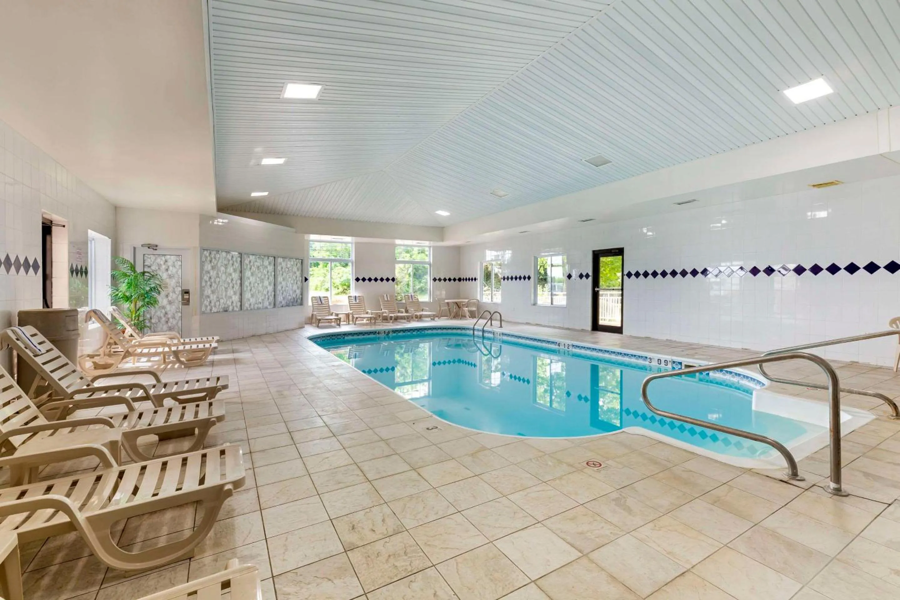 Swimming pool in Rodeway Inn Huron