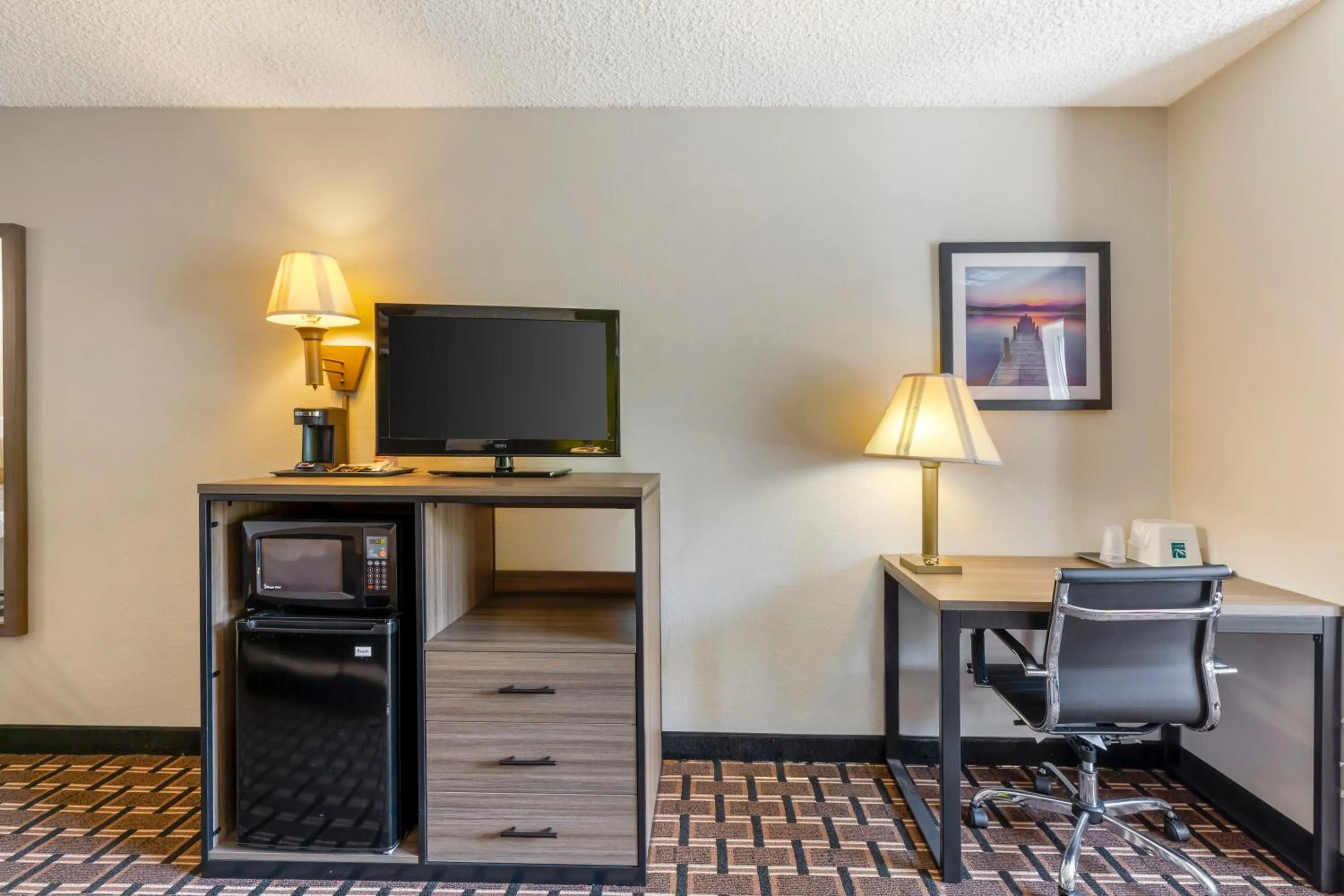 TV and multimedia in Rodeway Inn Huron