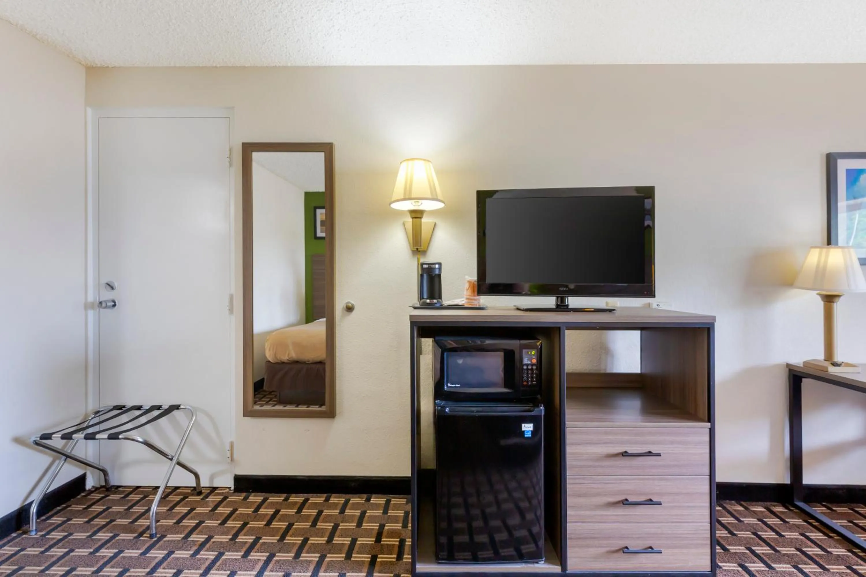 TV and multimedia in Rodeway Inn Huron