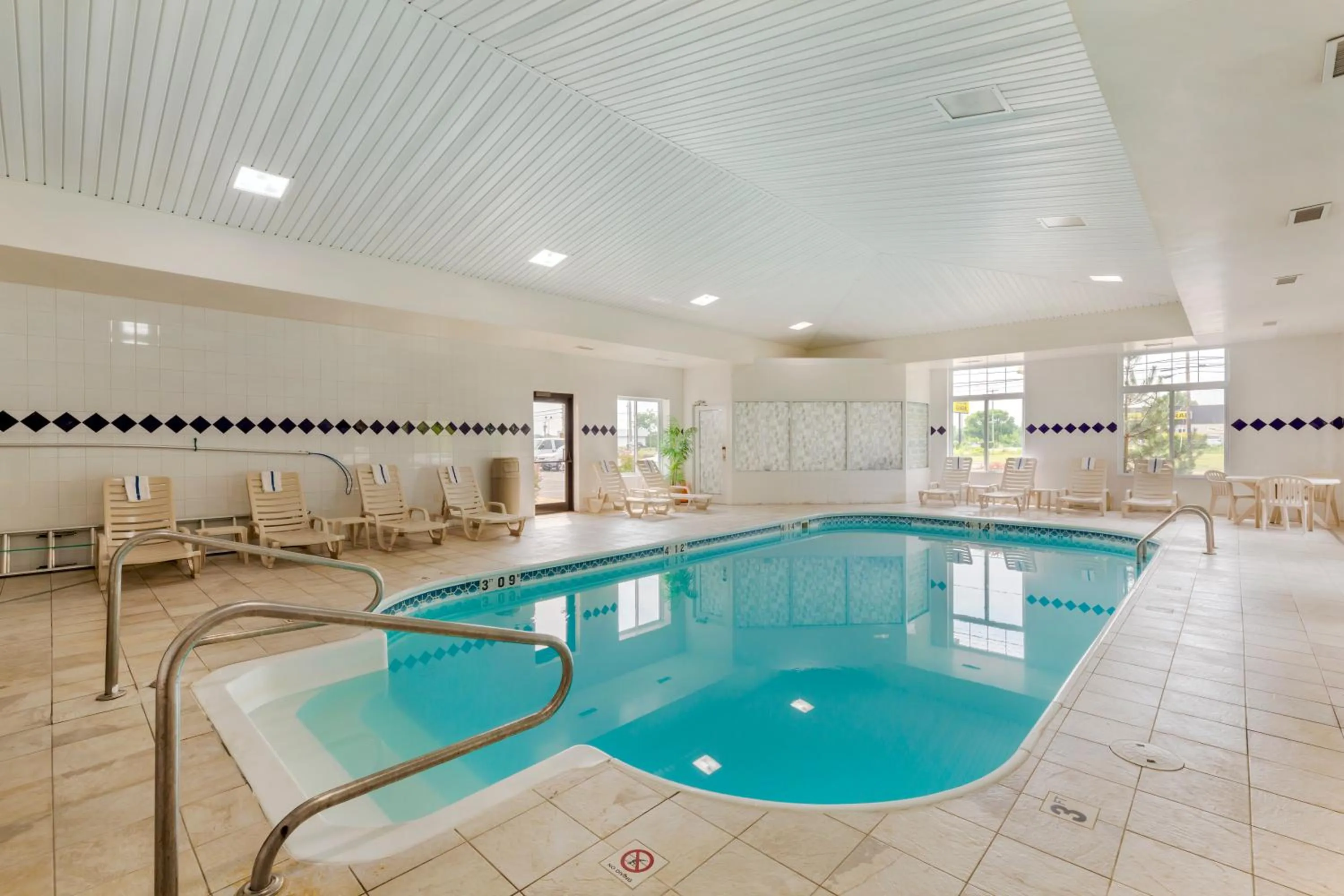 Swimming pool in Rodeway Inn Huron