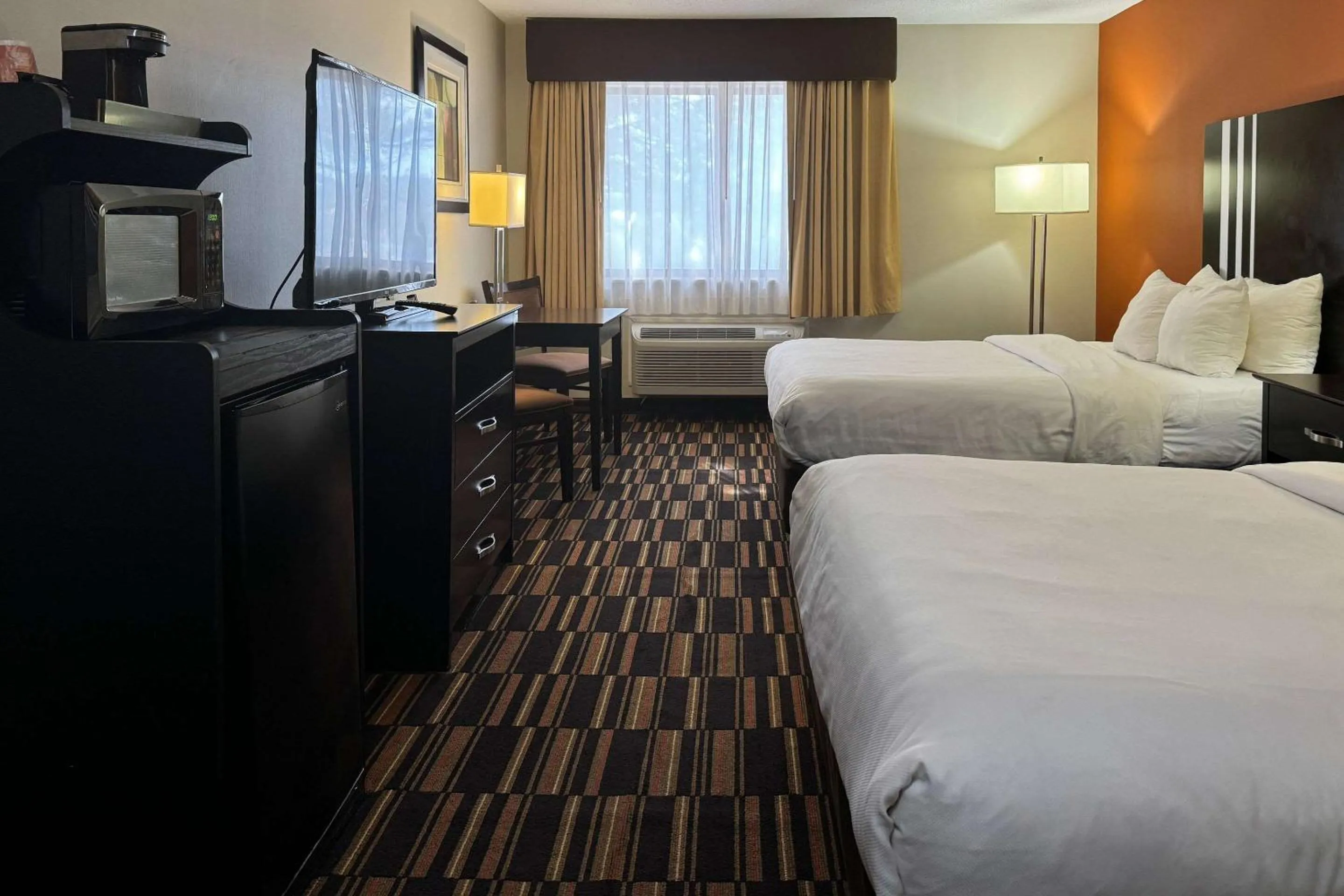 Bedroom, Bed in Comfort Inn Maumee - Perrysburg Area