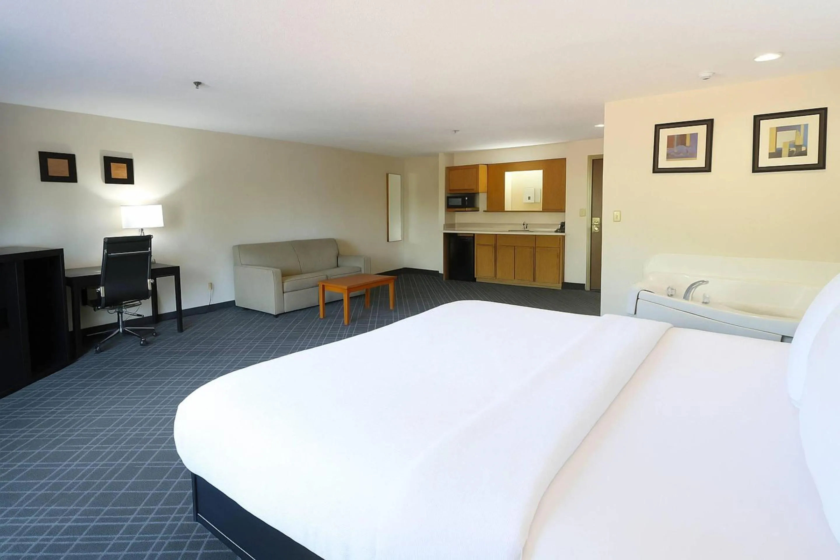 Bedroom, Bed in Quality Inn & Suites Circleville