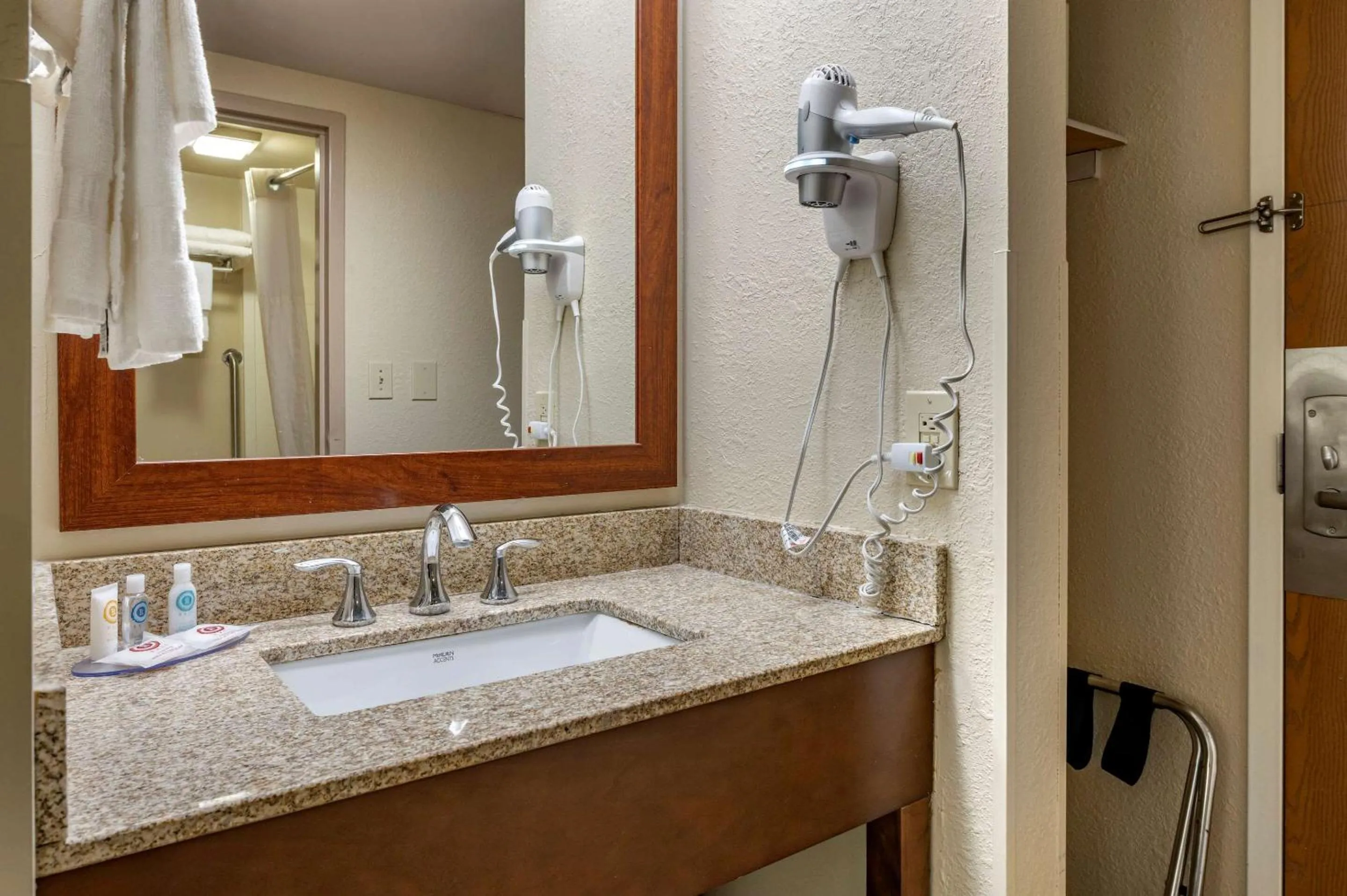 Bathroom in Comfort Inn Cincinnati Northeast