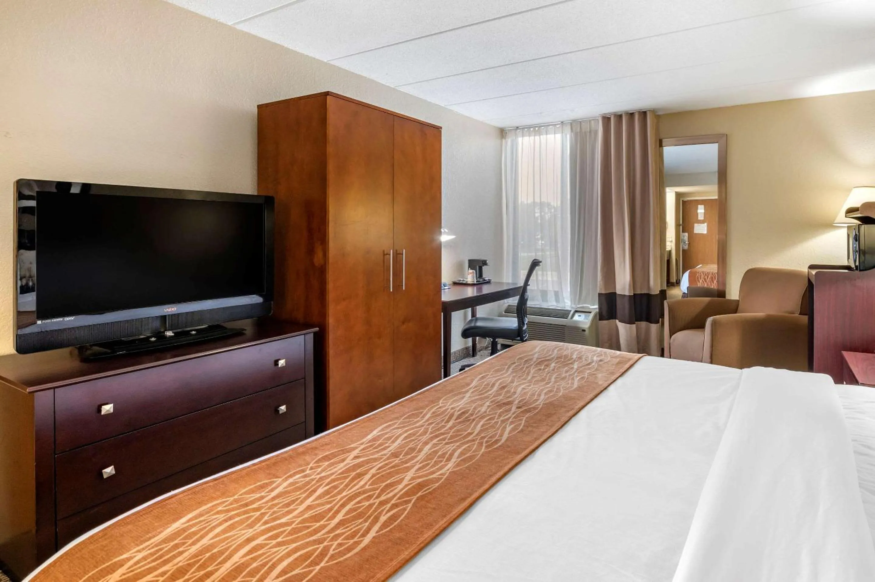Photo of the whole room, Bed in Comfort Inn Cincinnati Northeast