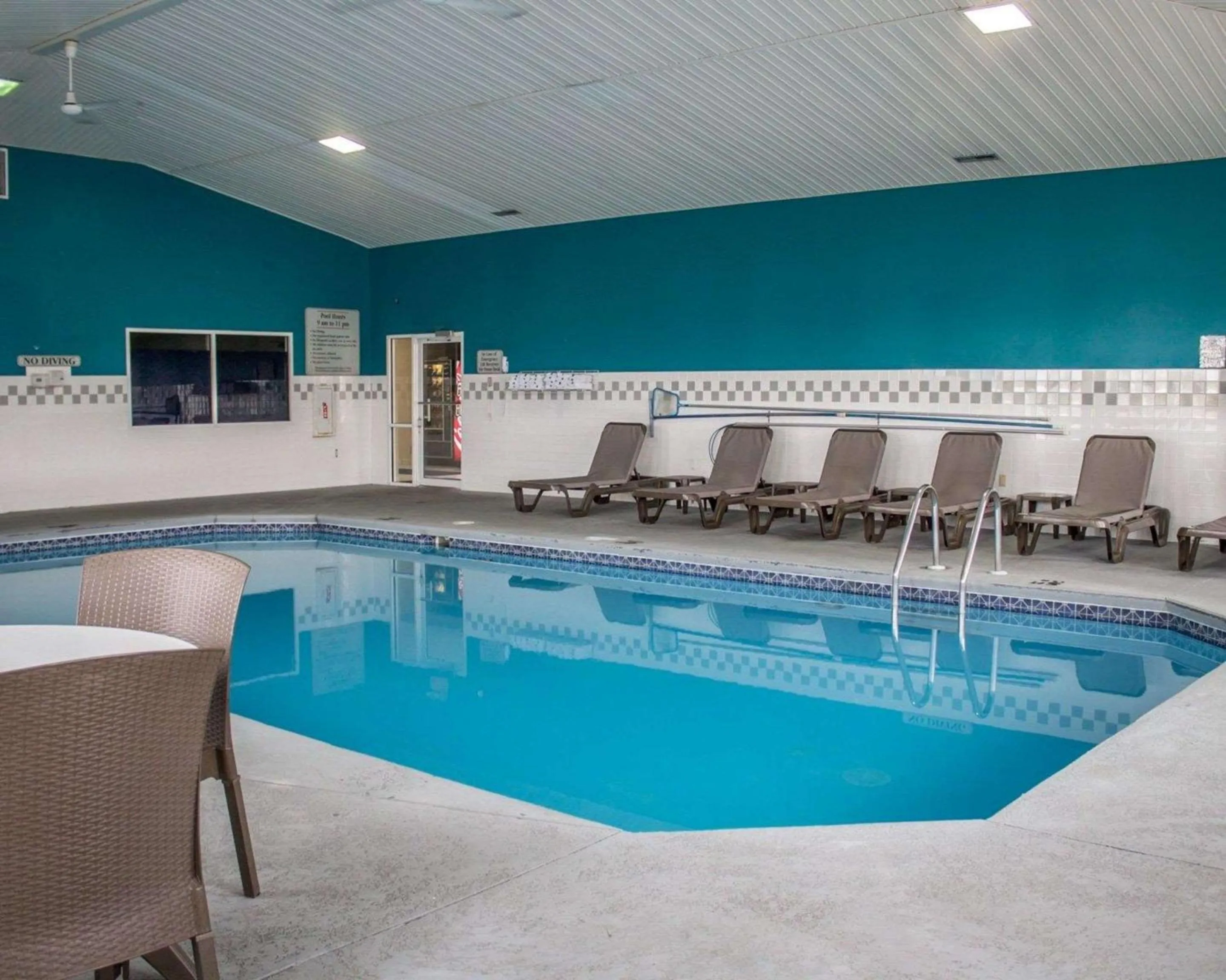 Swimming pool in Sleep Inn Sandusky