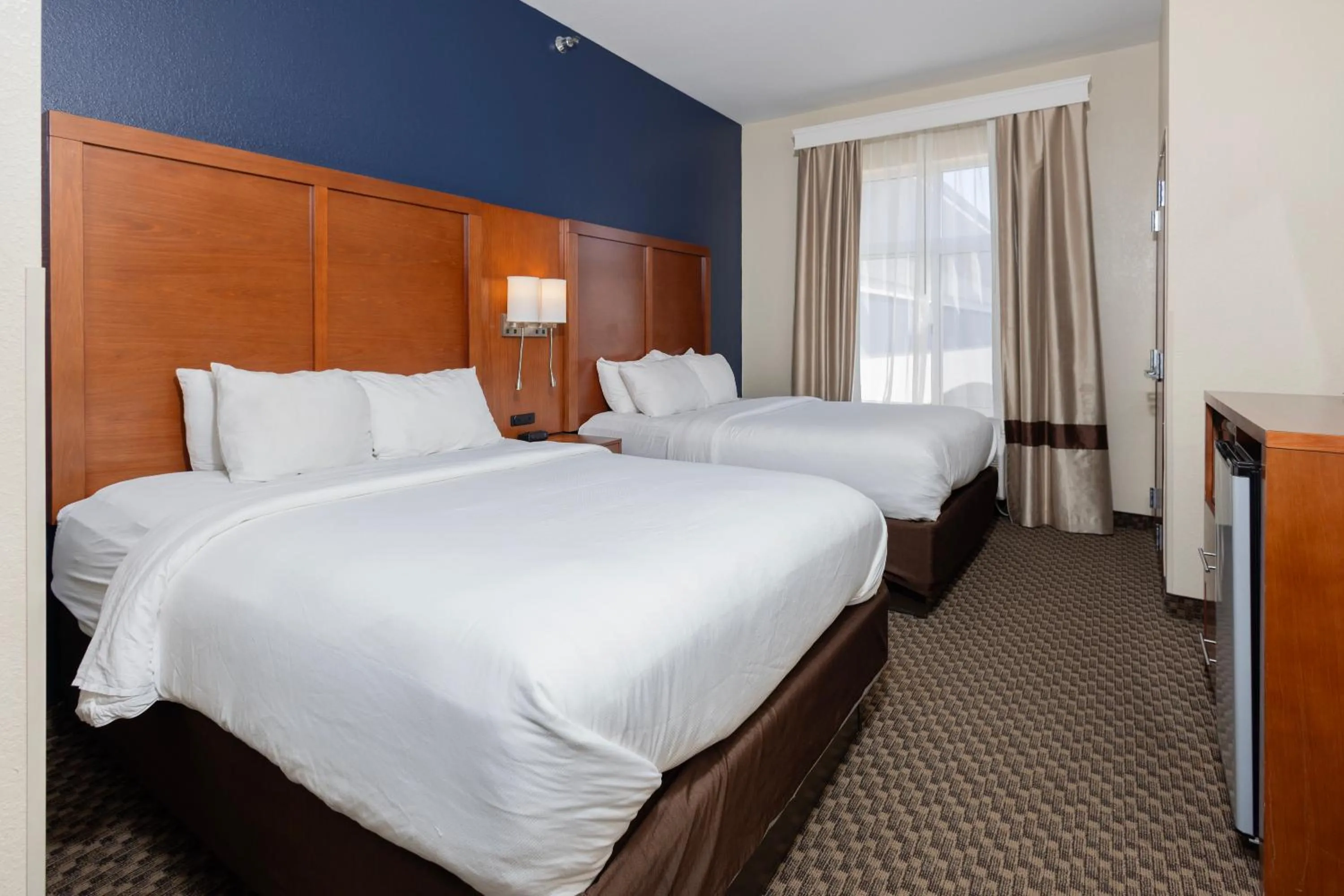 Bedroom, Bed in Comfort Suites Troy-I75