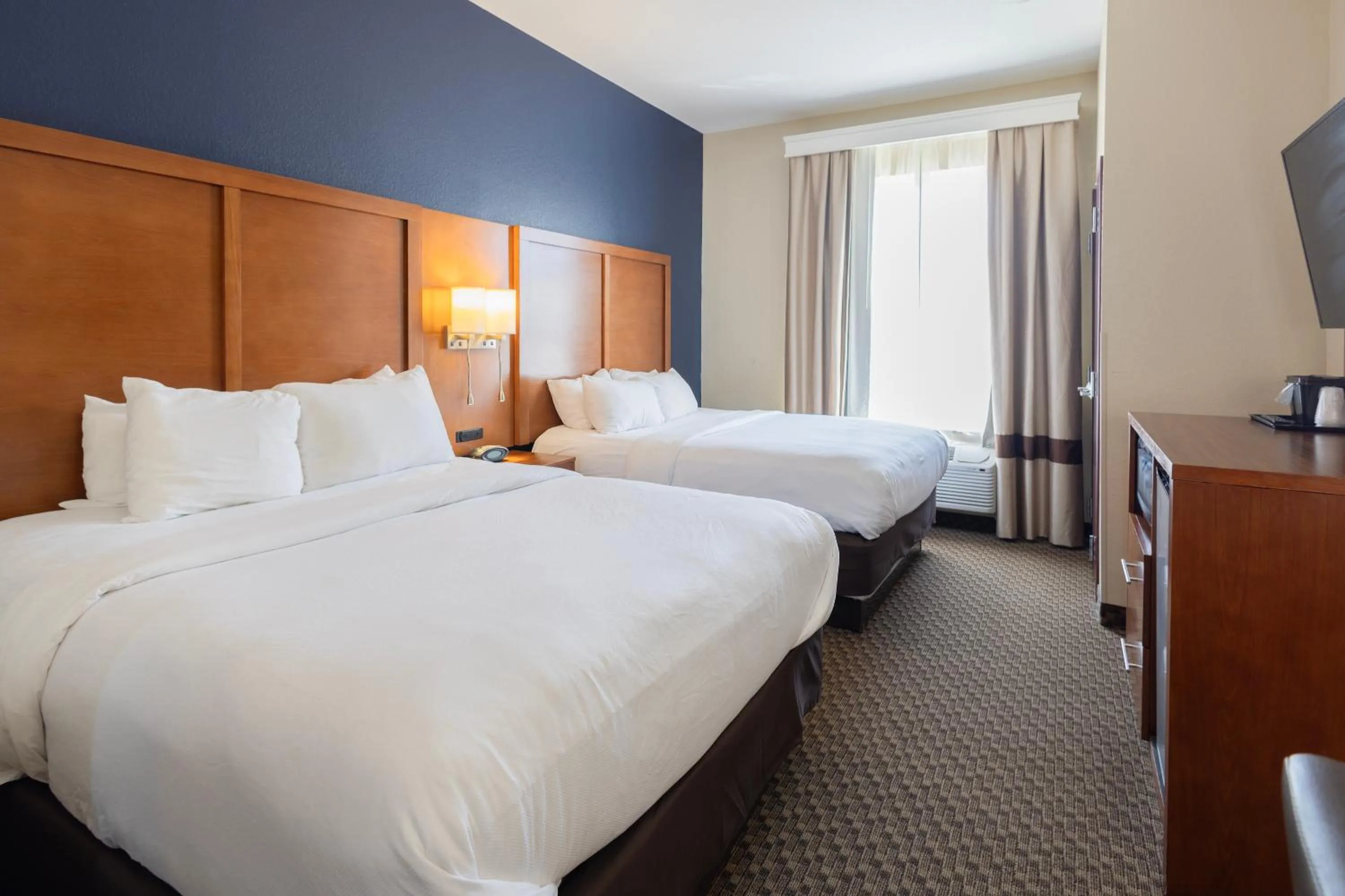 Bedroom, Bed in Comfort Suites Troy-I75