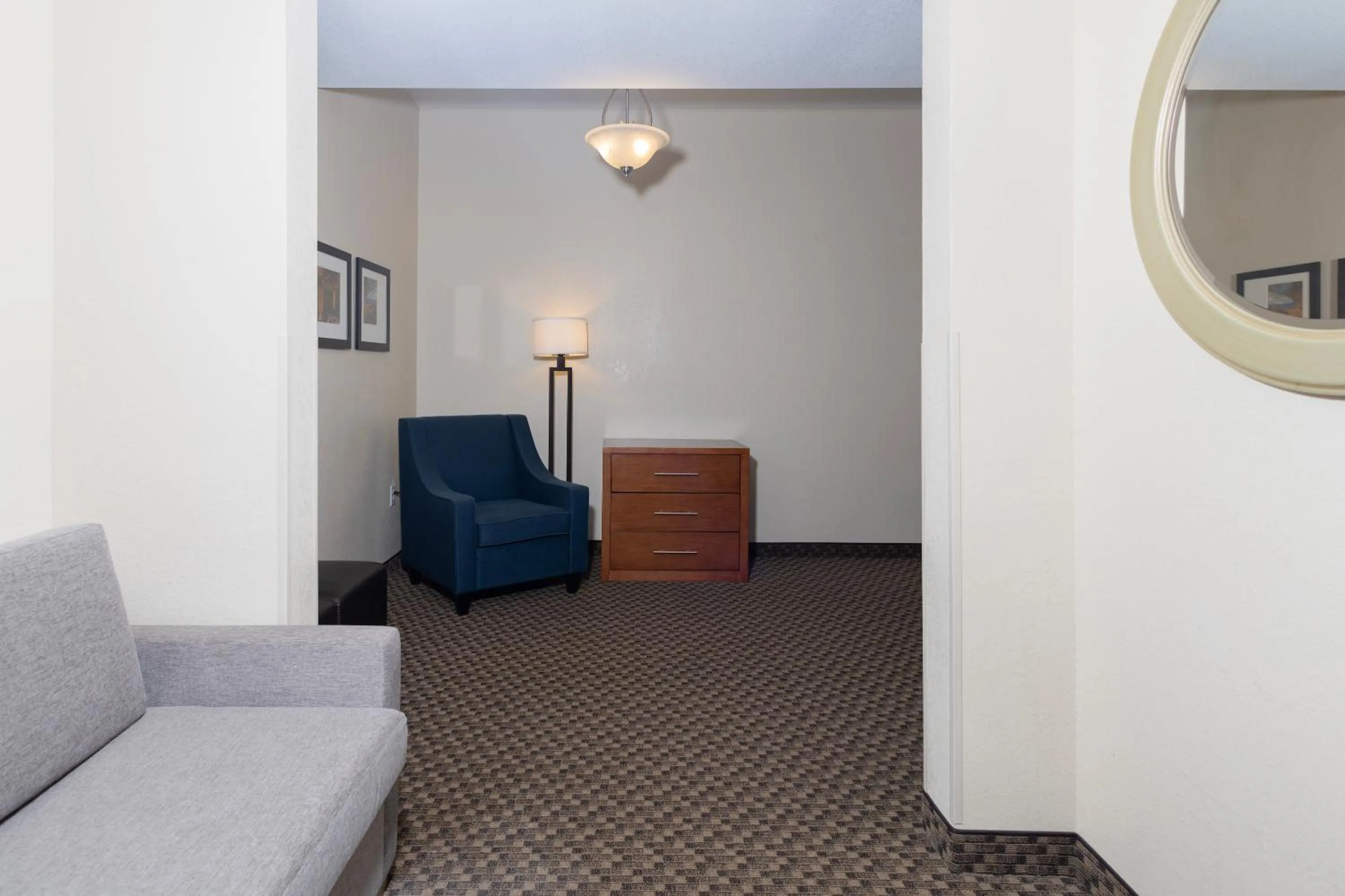 Seating area in Comfort Suites Troy-I75