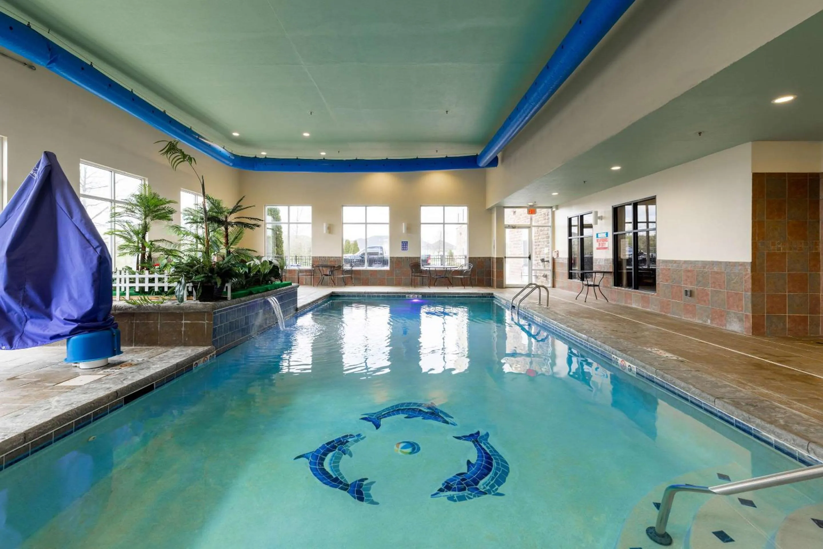 Swimming pool in Comfort Suites Troy-I75