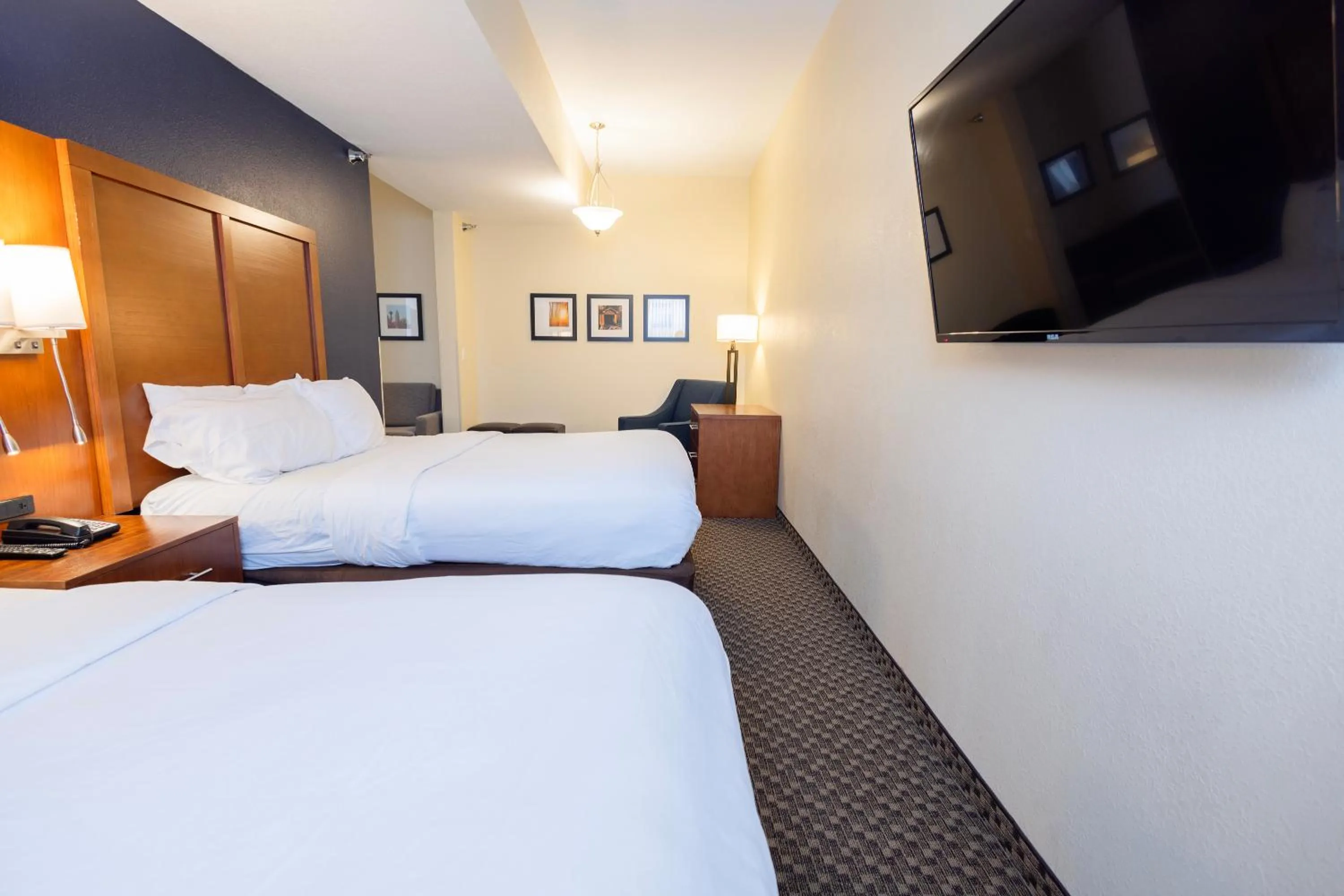 Photo of the whole room, Bed in Comfort Suites Troy-I75