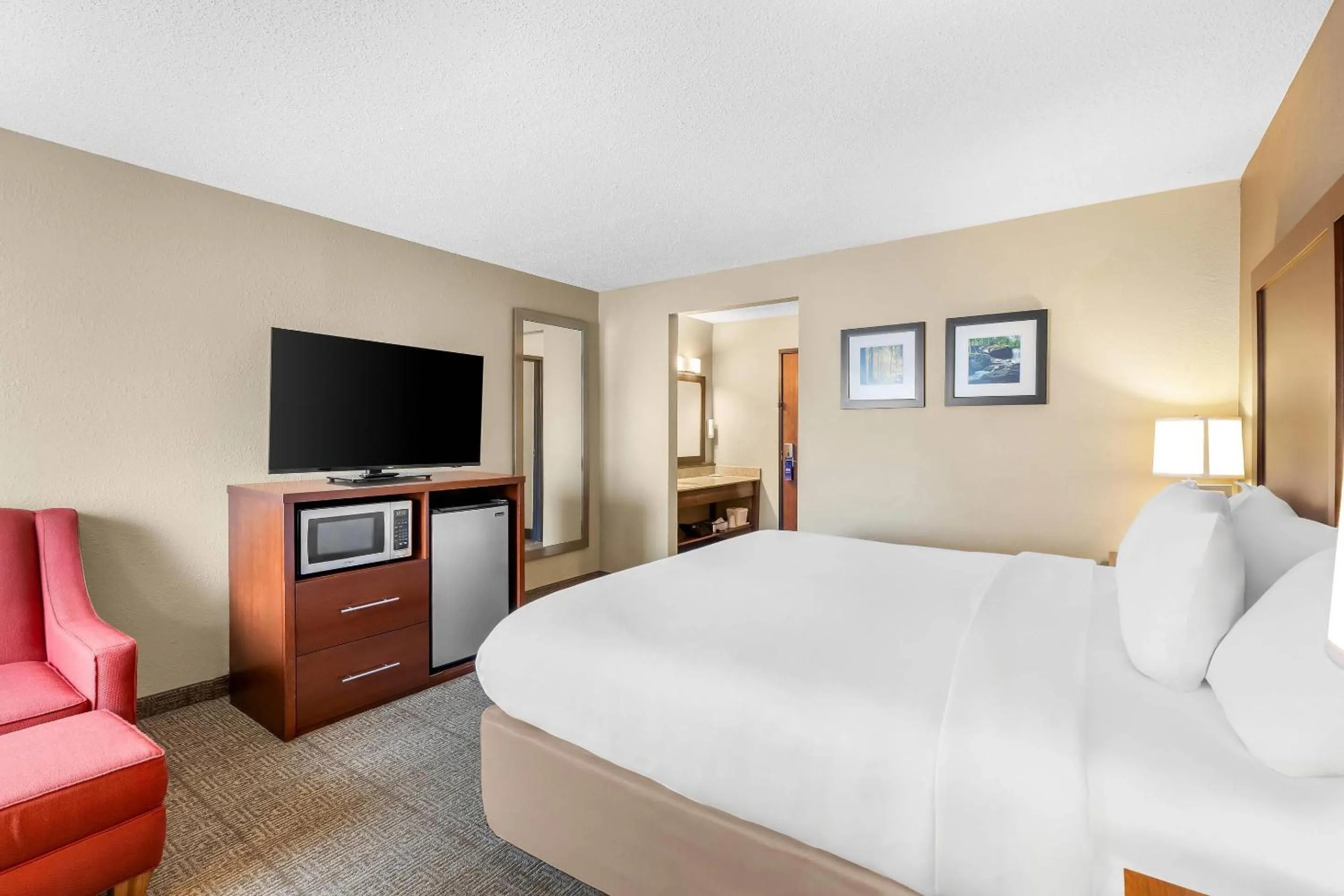 Bedroom, Bed in Comfort Inn Mayfield Heights Cleveland East