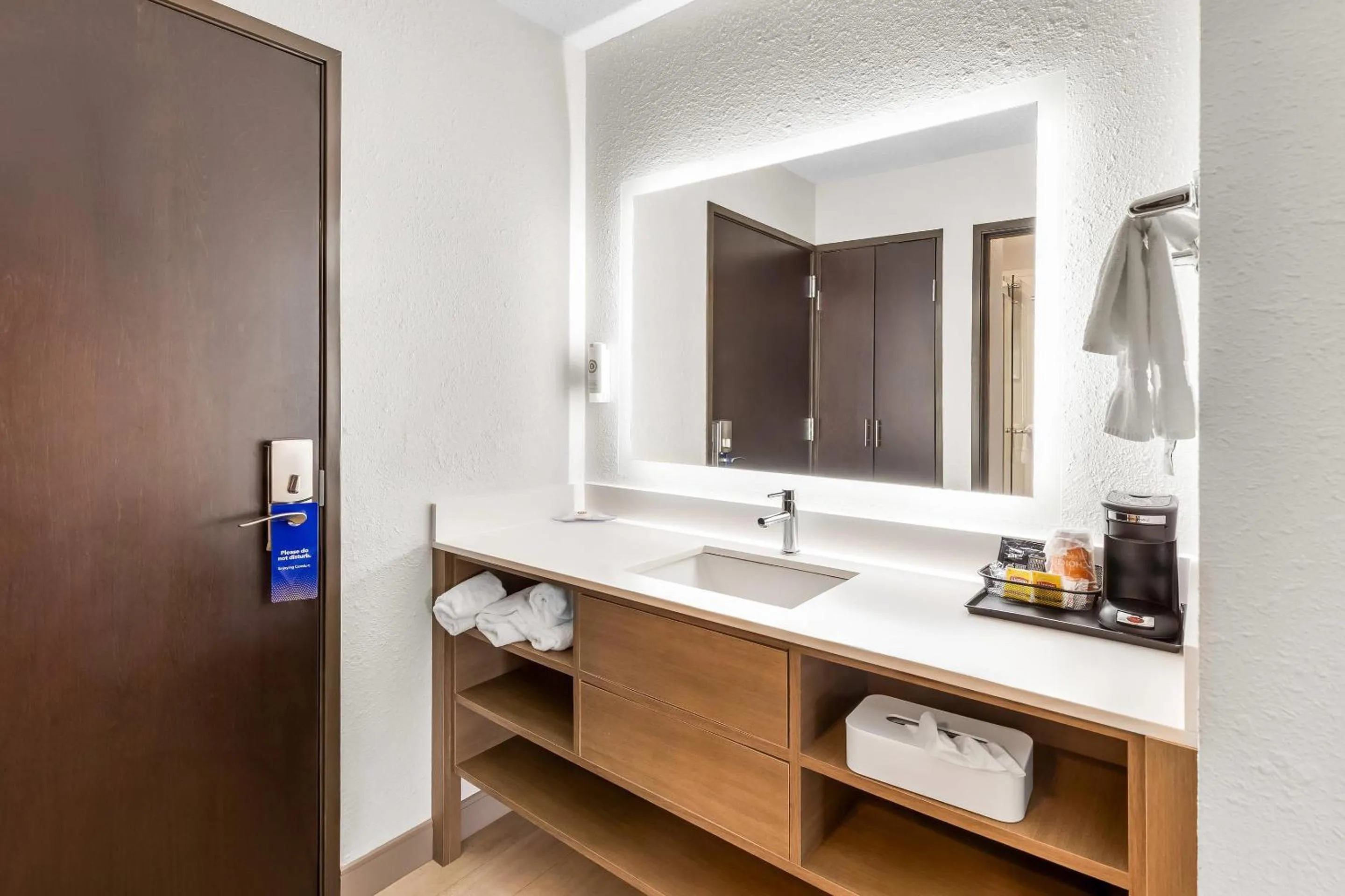 Bedroom in Comfort Inn Mayfield Heights Cleveland East