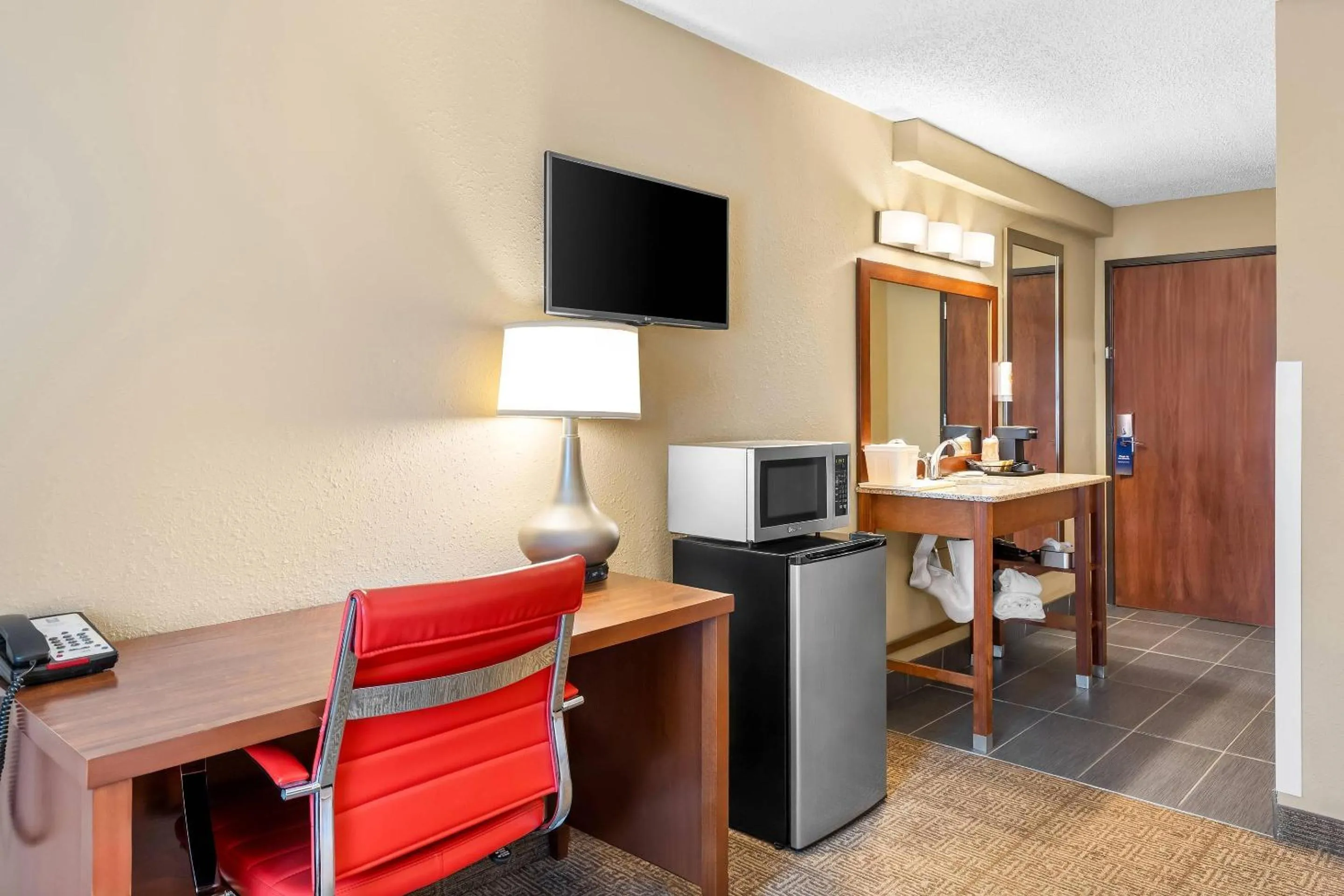 Bedroom in Comfort Inn Mayfield Heights Cleveland East