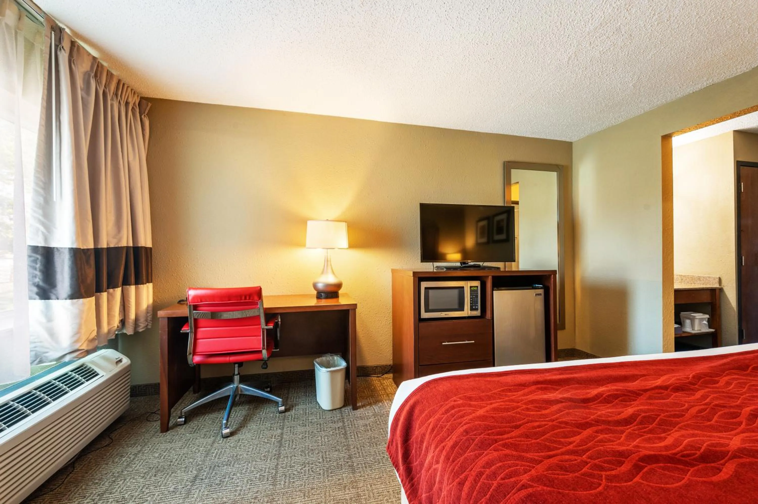 Bed in Comfort Inn Mayfield Heights Cleveland East