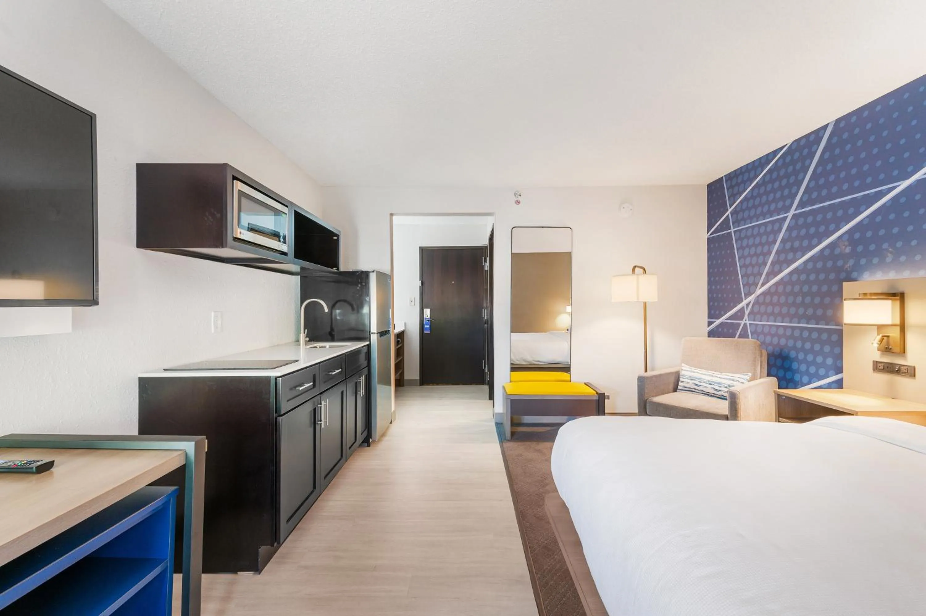 Kitchen or kitchenette, Bed in Comfort Inn Mayfield Heights Cleveland East