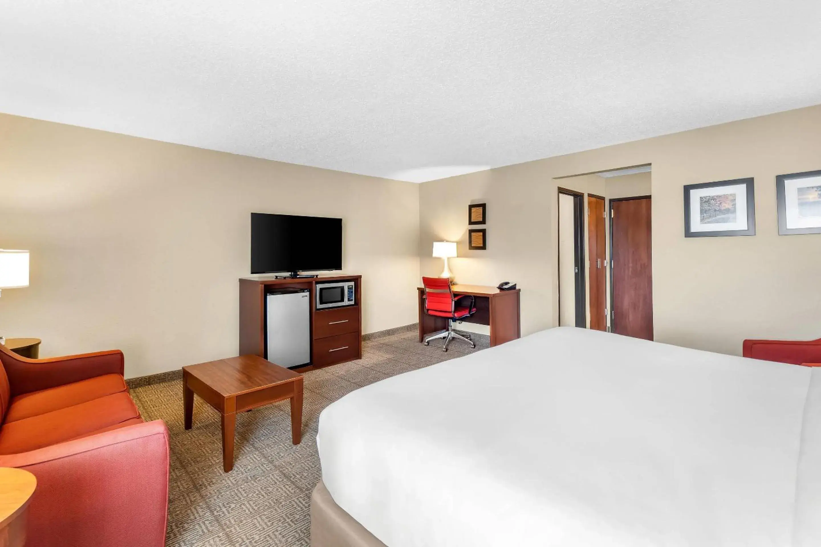 King Suite - Non-Smoking in Comfort Inn Mayfield Heights Cleveland East King Suite - Non-Smoking in Comfort Inn Mayfield Heights Cleveland East