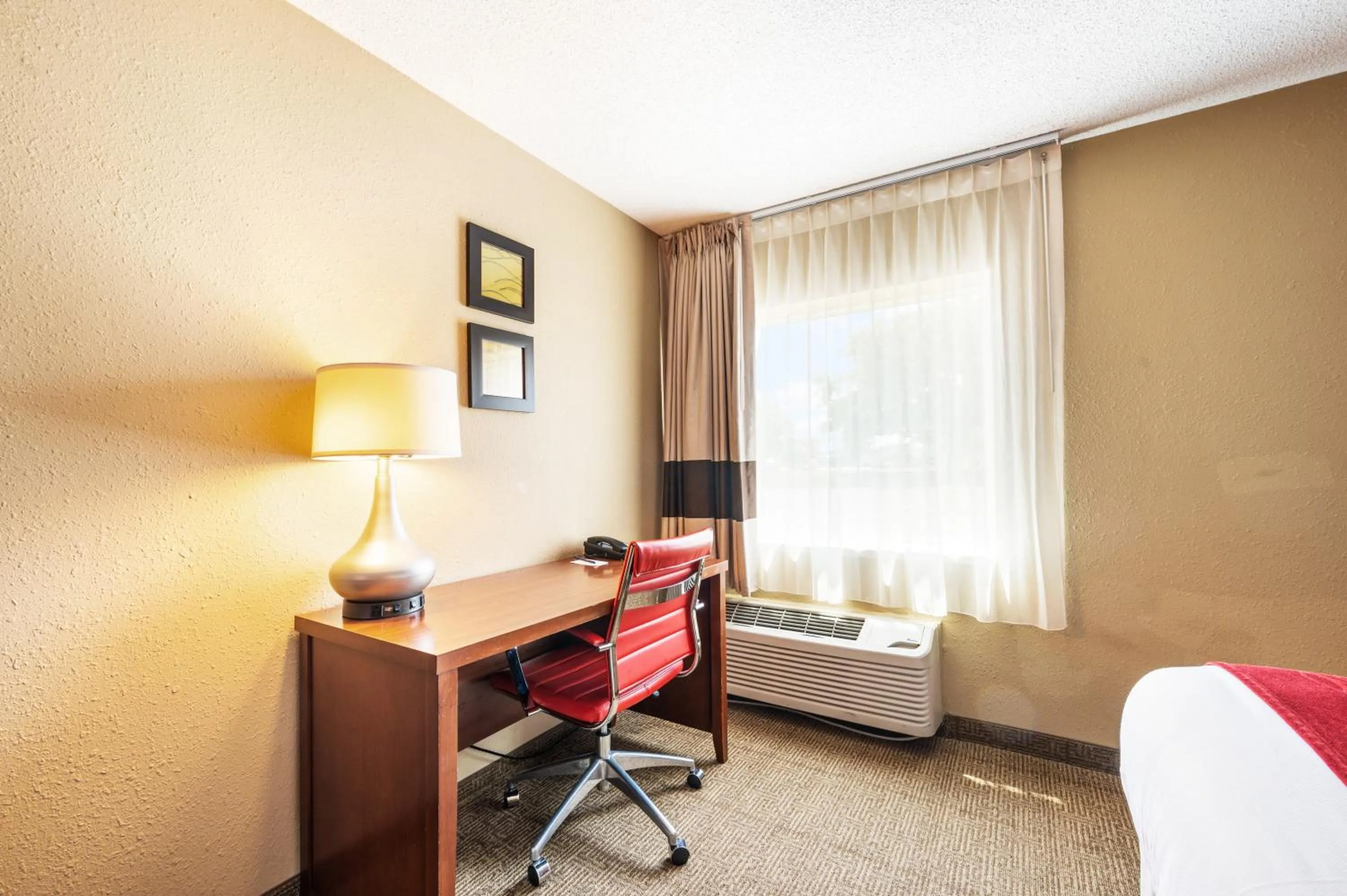 Bed in Comfort Inn Mayfield Heights Cleveland East