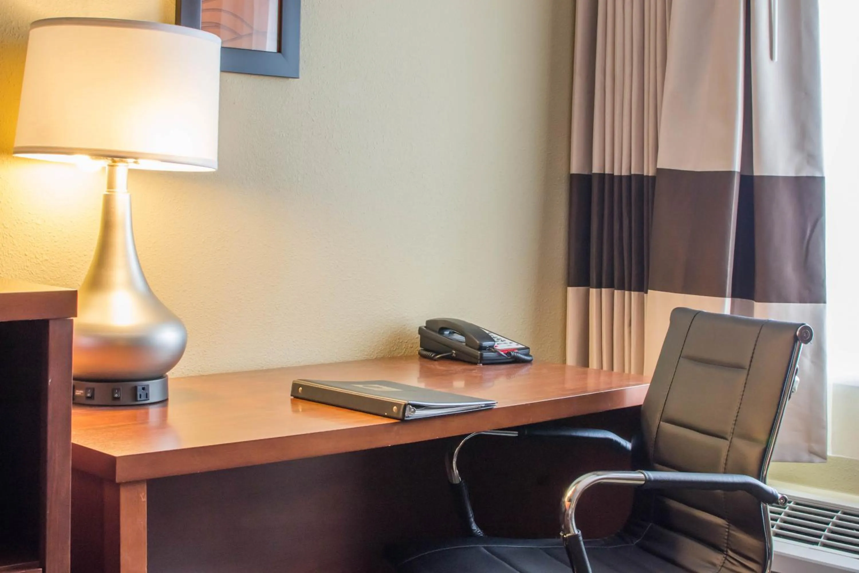 Bedroom in Comfort Inn Mayfield Heights Cleveland East