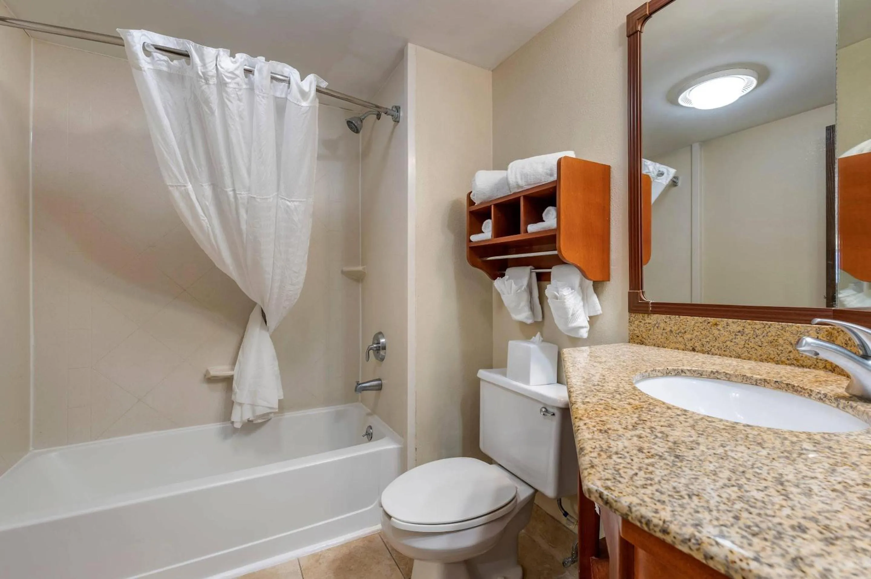 Bedroom in Comfort Inn Oxford - University Area