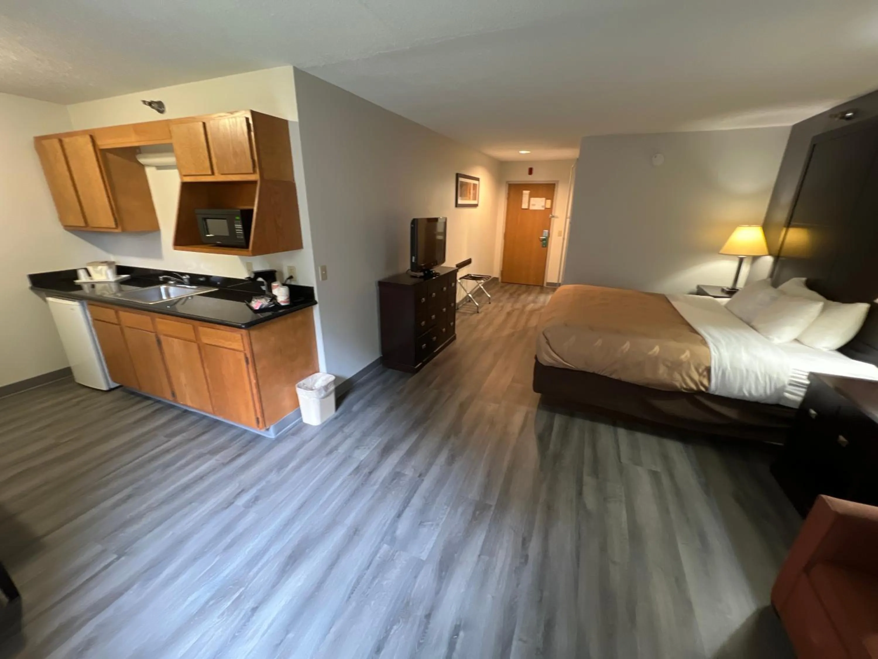 Photo of the whole room, Bed in Quality Inn & Suites Portsmouth