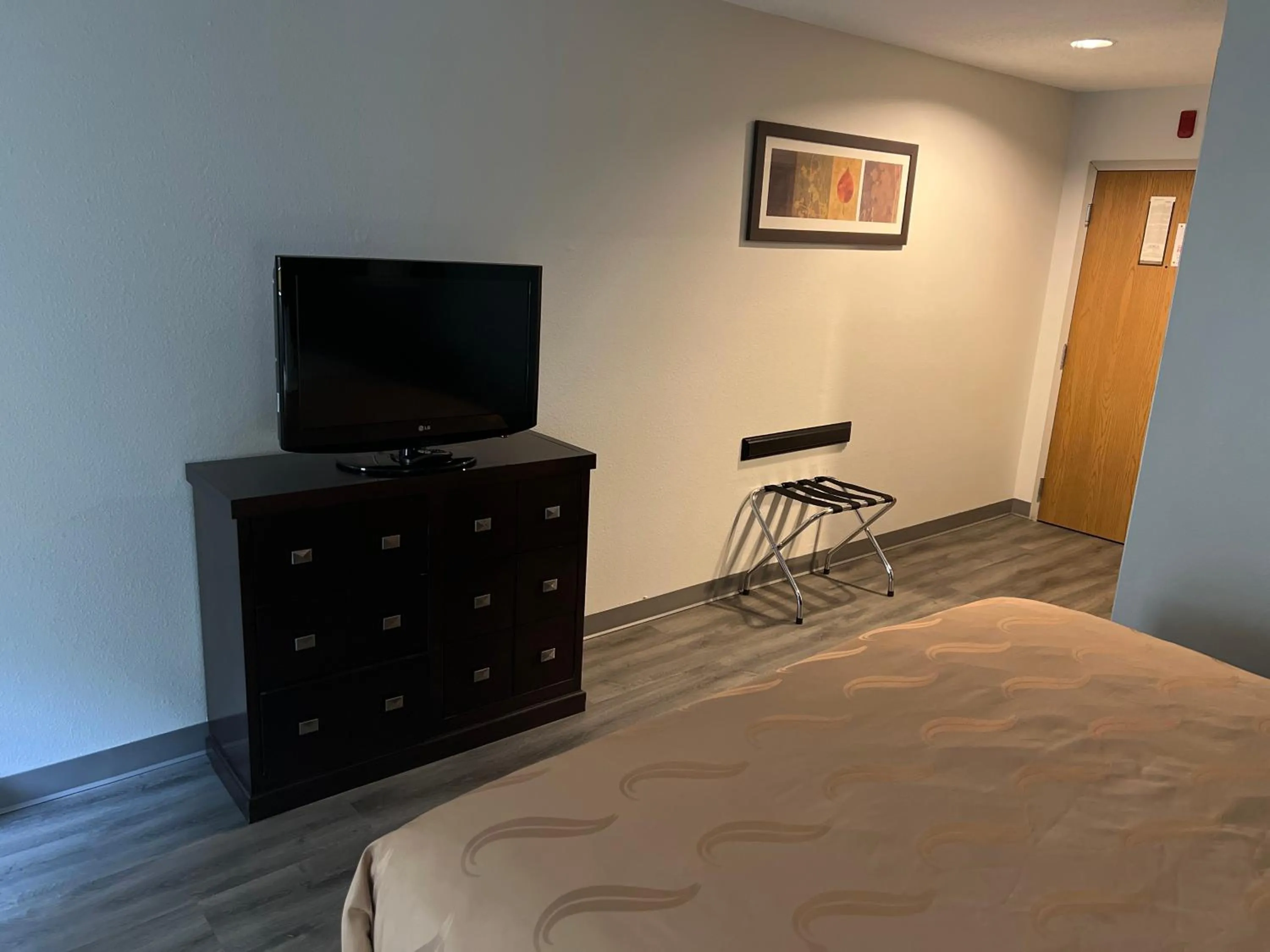 TV and multimedia, Bed in Quality Inn & Suites Portsmouth