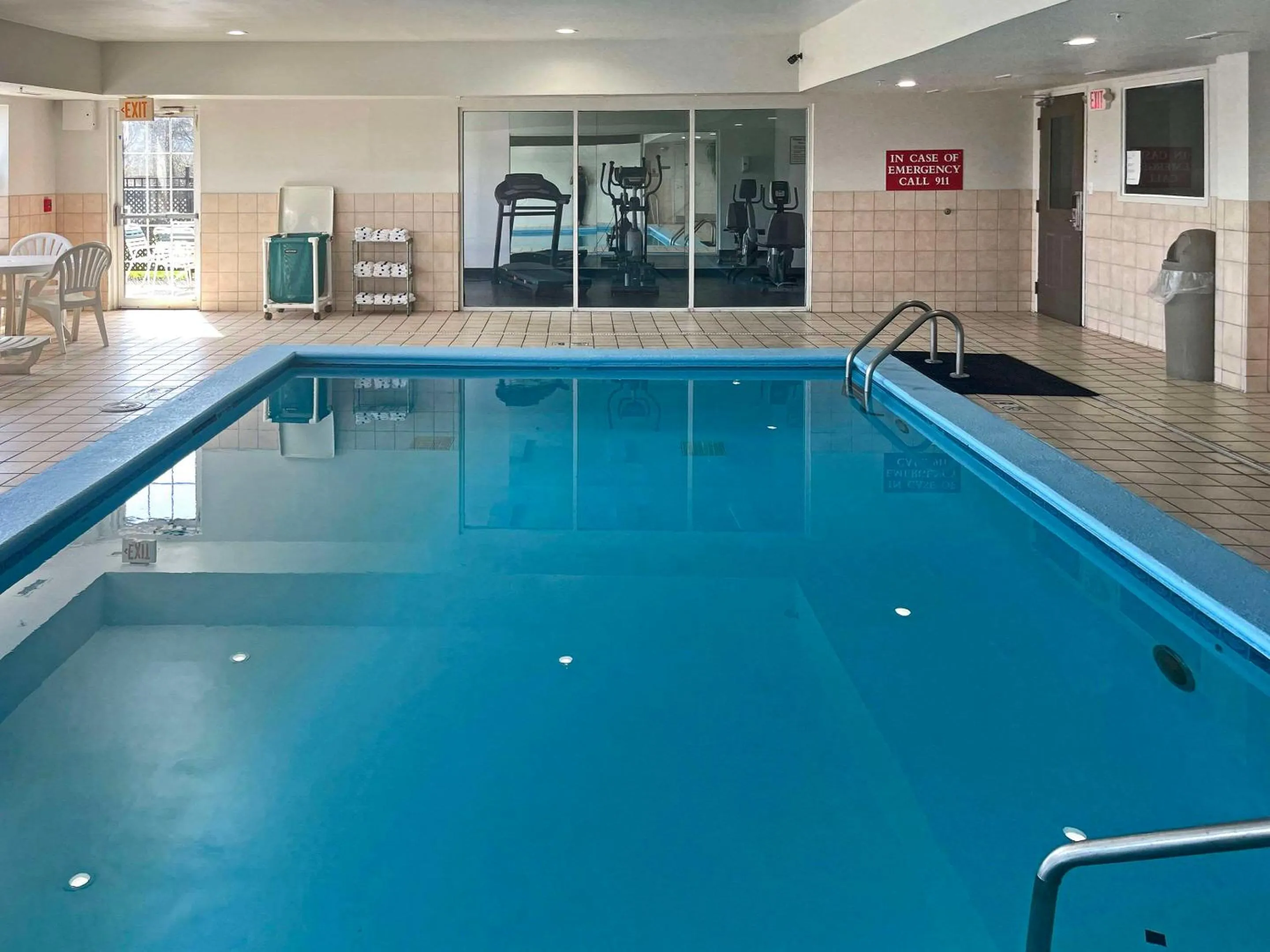 Swimming pool in Quality Inn & Suites Cincinnati Sharonville