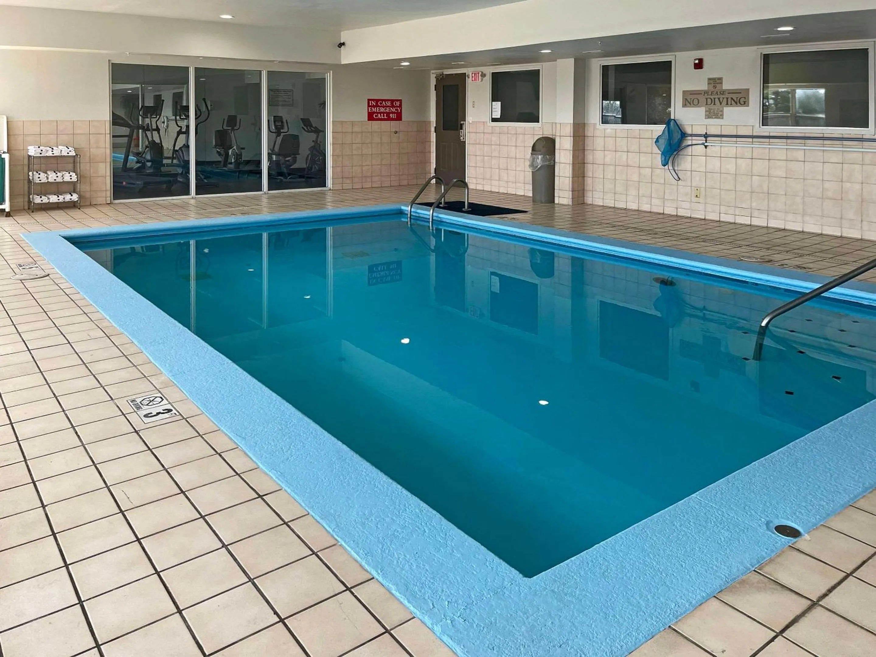 Swimming pool in Quality Inn & Suites Cincinnati Sharonville