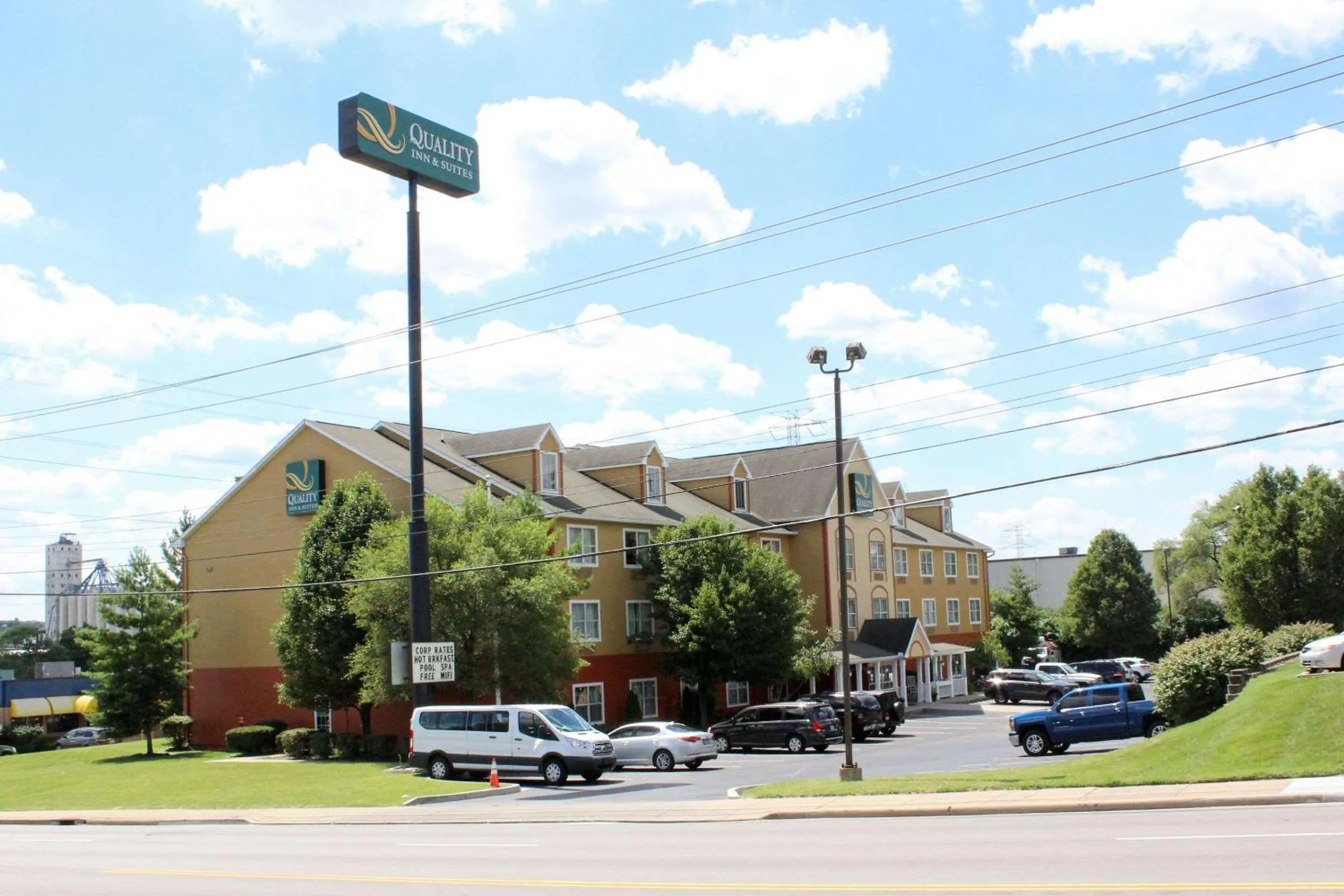 Property building in Quality Inn & Suites Cincinnati Sharonville