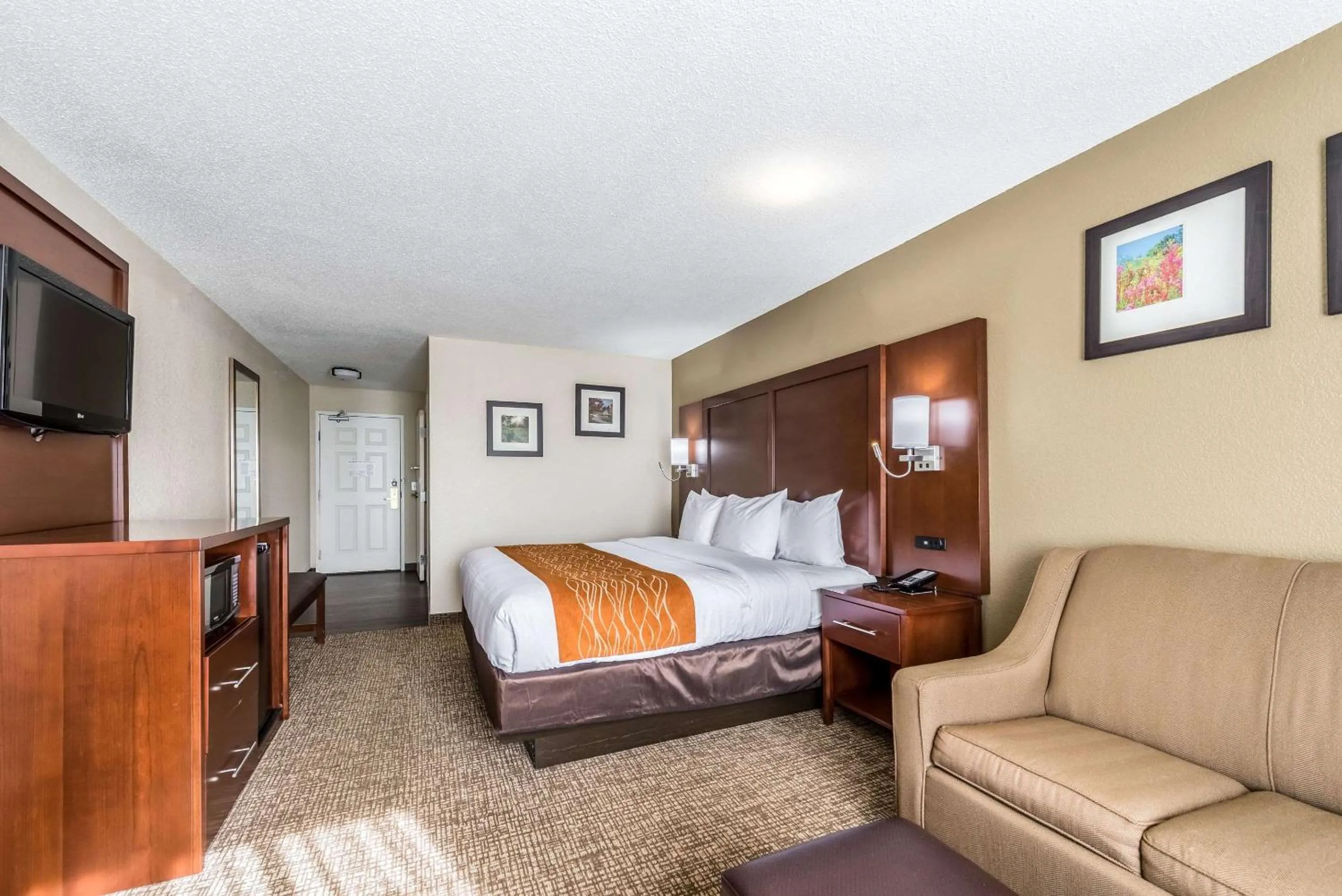 Photo of the whole room, Bed in Comfort Inn & Suites Dayton North