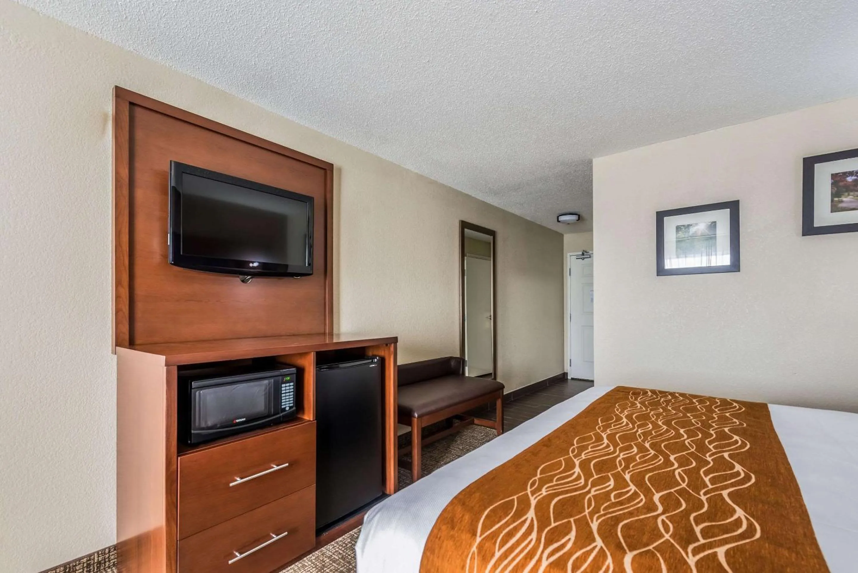 Photo of the whole room, Bed in Comfort Inn & Suites Dayton North