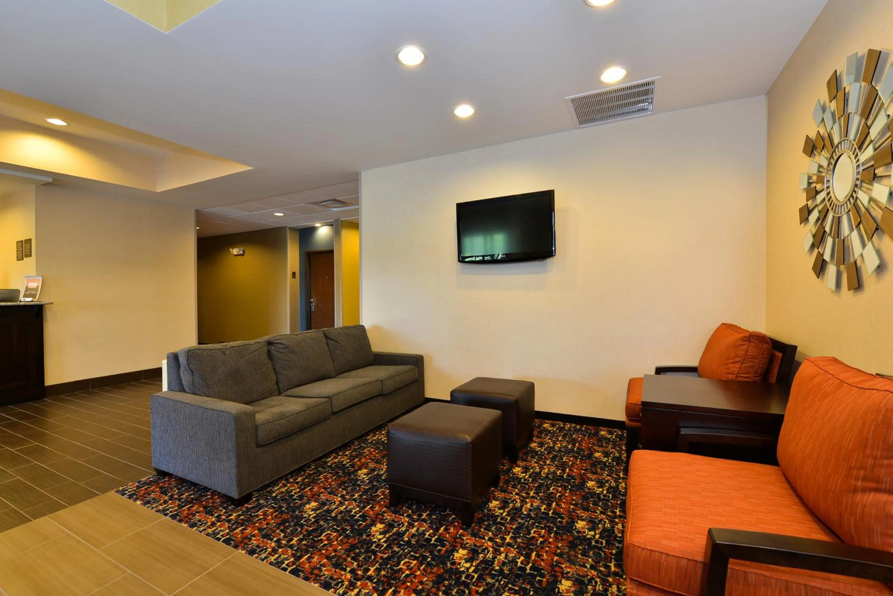 Communal lounge/ TV room in Comfort Inn St Clairsville