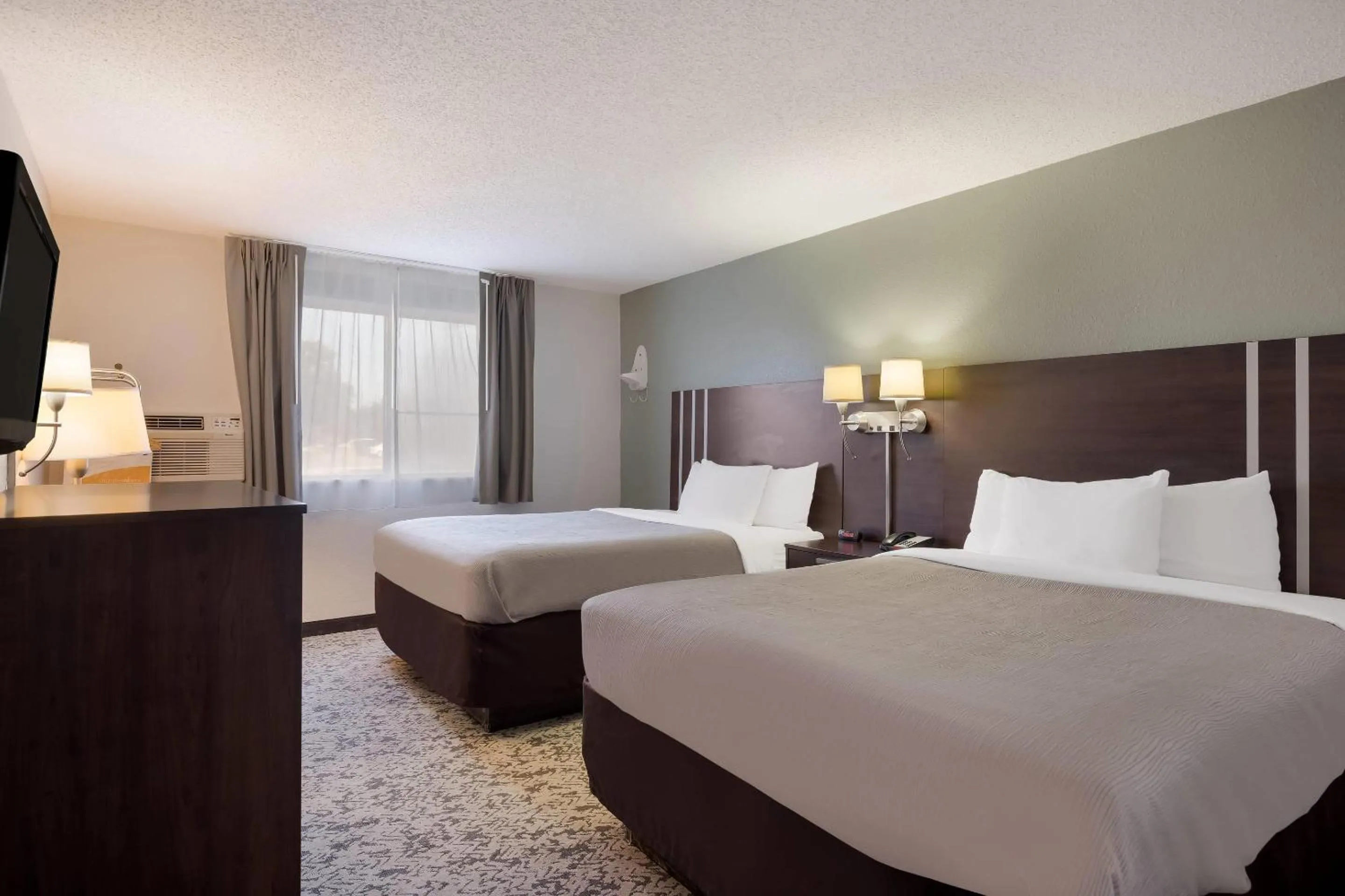 Bedroom, Bed in Quality Inn Hall of Fame