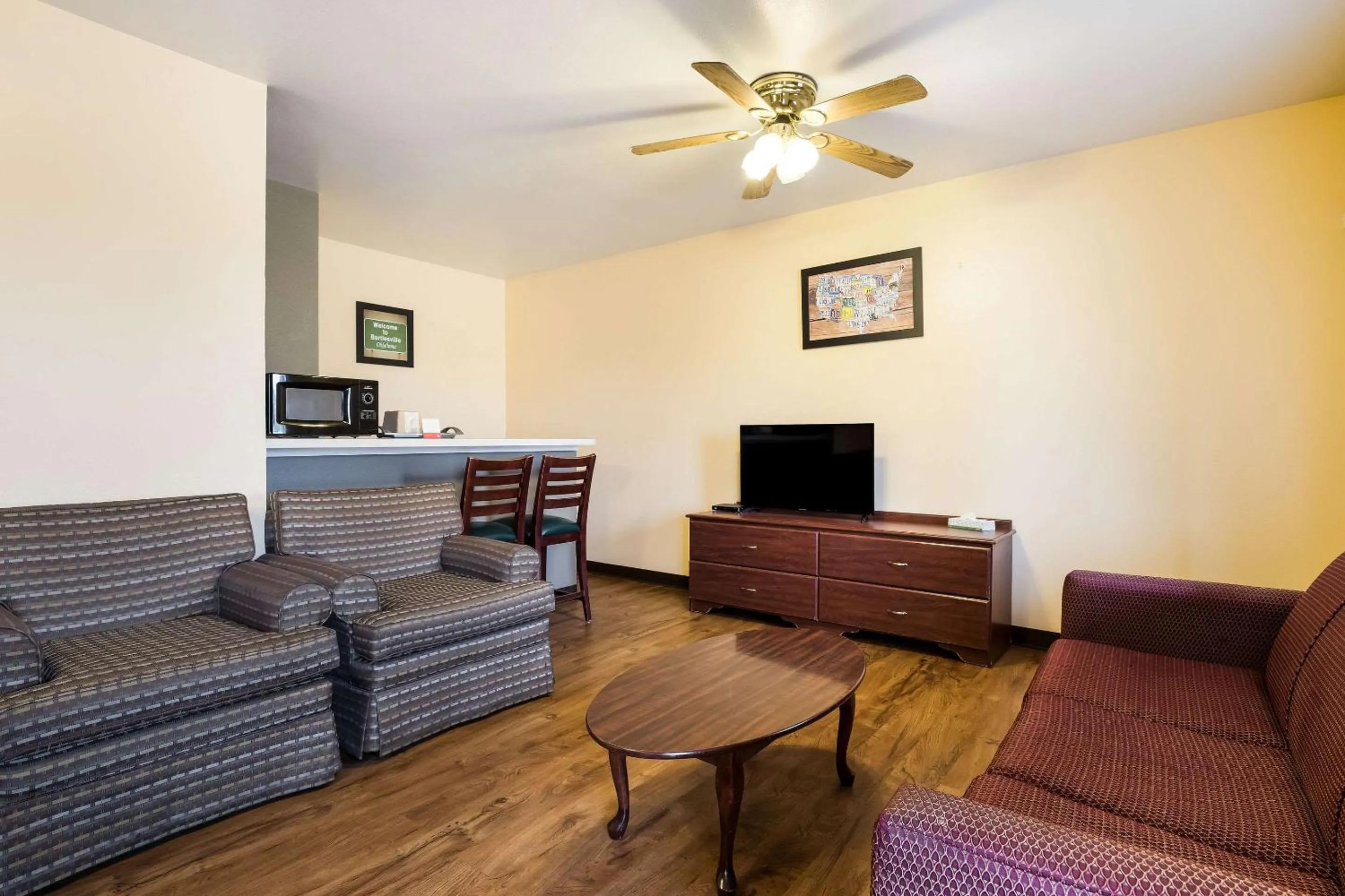 Bedroom in Econo Lodge Bartlesville Hwy 75