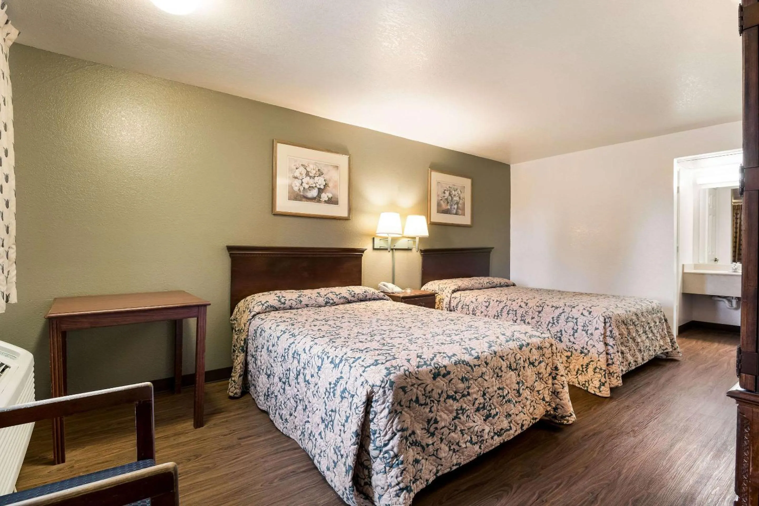 Bedroom in Econo Lodge Bartlesville Hwy 75