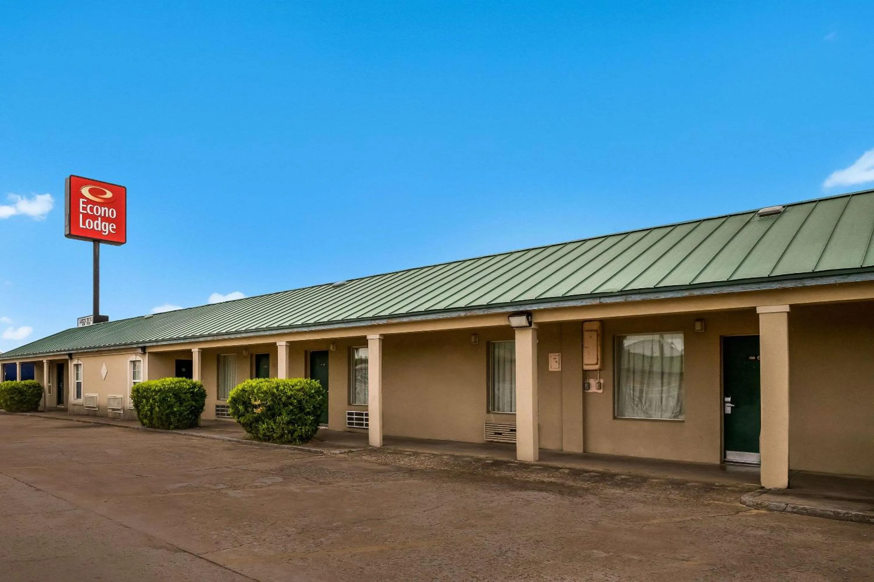 Property building in Econo Lodge Bartlesville Hwy 75