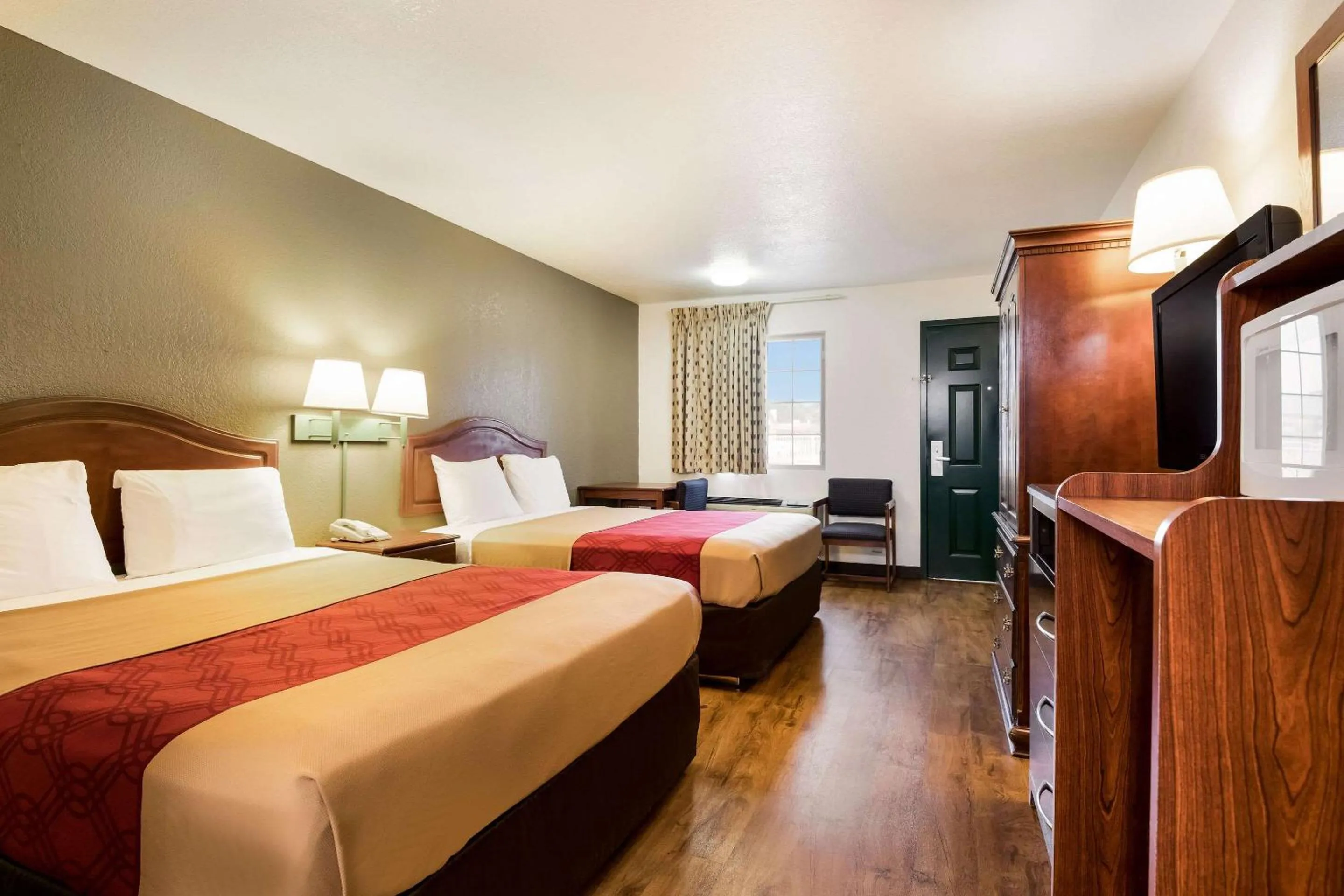 Bedroom in Econo Lodge Bartlesville Hwy 75