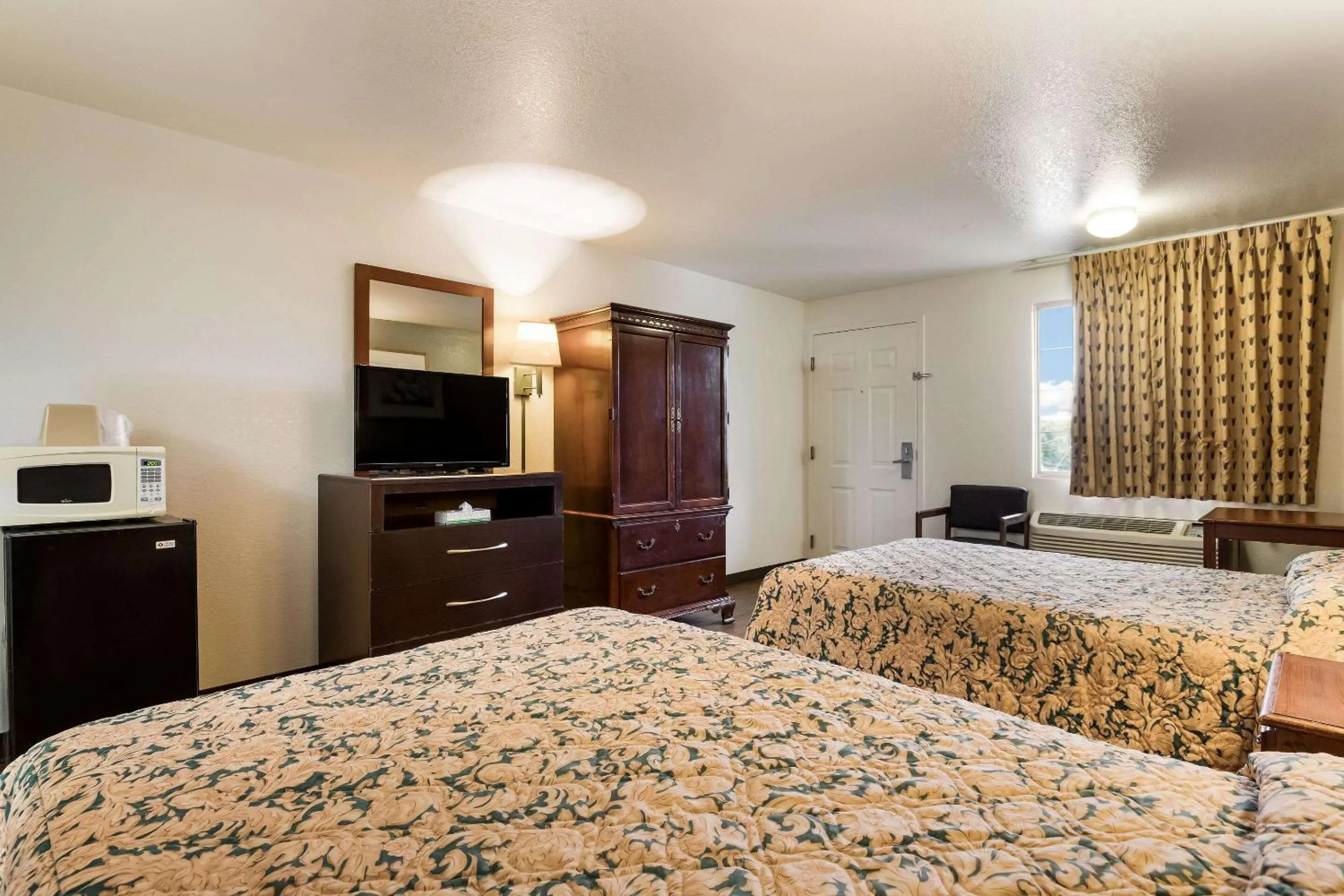 Bedroom in Econo Lodge Bartlesville Hwy 75