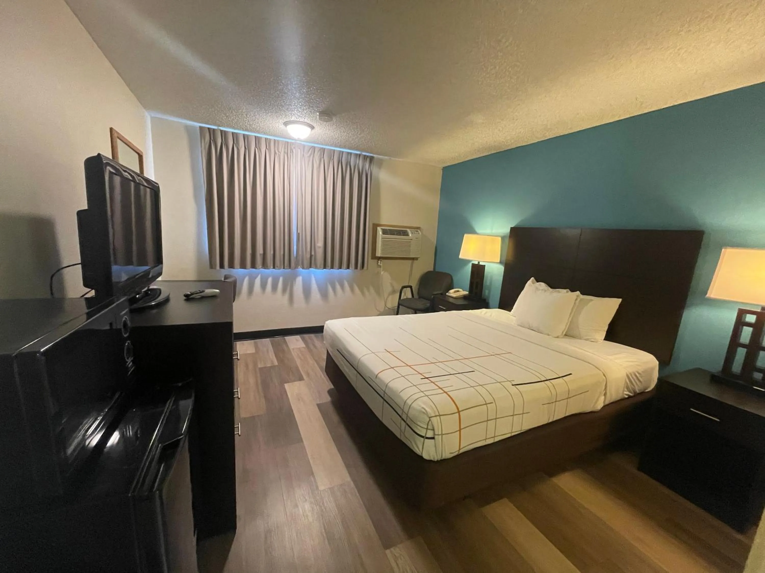 Bed in Brentwood Inn Clinton