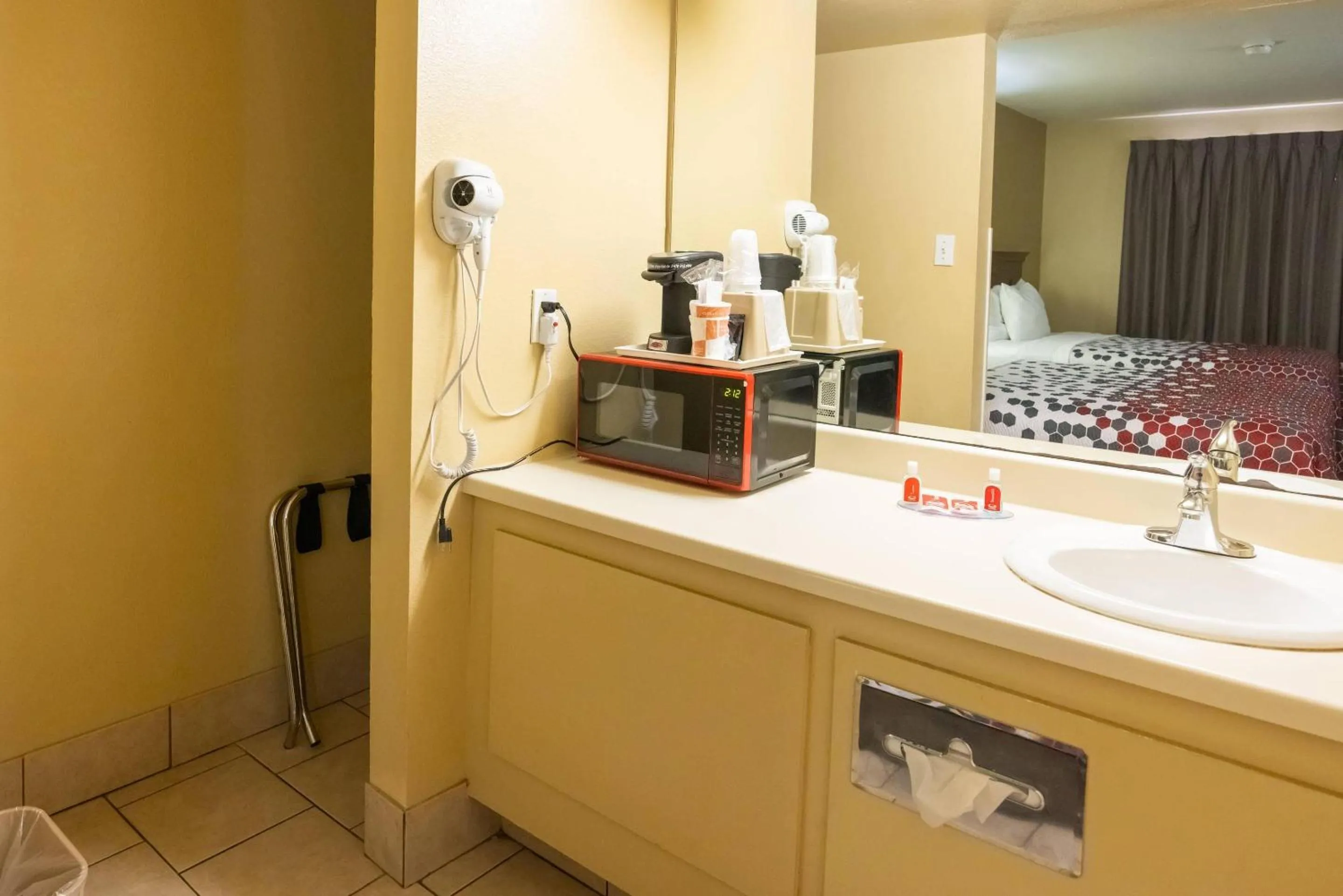 Bedroom in Econo Lodge McAlester